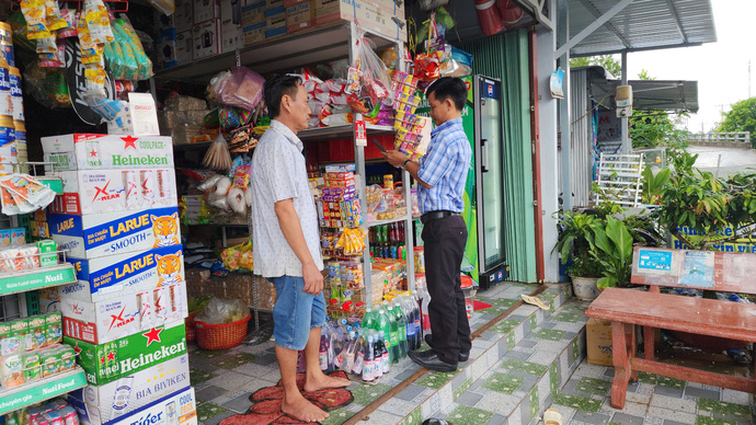 Người dân thực hiện chuyển tiền trên điện thoại tại một điểm bán tạp hóa trên địa bàn.