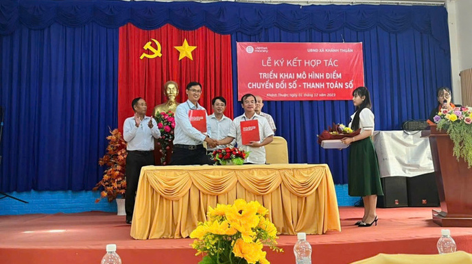 UBND xã Khánh Thuận ký kết với Viettel thực hiện mô hình điểm chuyển đổi số - thanh toán số, tạo mã QR CODE cho các hộ sản xuất, kinh doanh trên địa bàn xã sử dụng thanh toán không dùng tiền mặt.