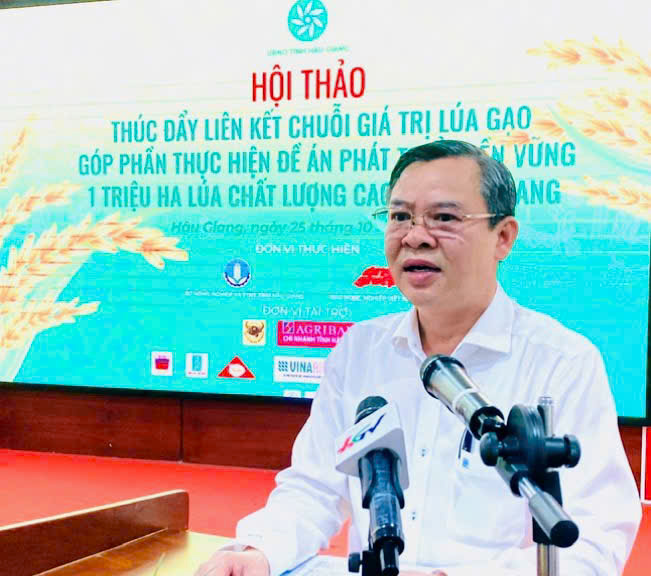 Ông Trương Cảnh Tuyên, Phó Chủ tịch Thường trực UBND tỉnh Hậu Giang, phát biểu nhấn mạnh tầm quan trọng của liên kết chuỗi giá trị lúa gạo nhằm giảm phát thải, nâng cao hiệu quả sản xuất và đảm bảo phát triển bền vững . (Ảnh CTV)