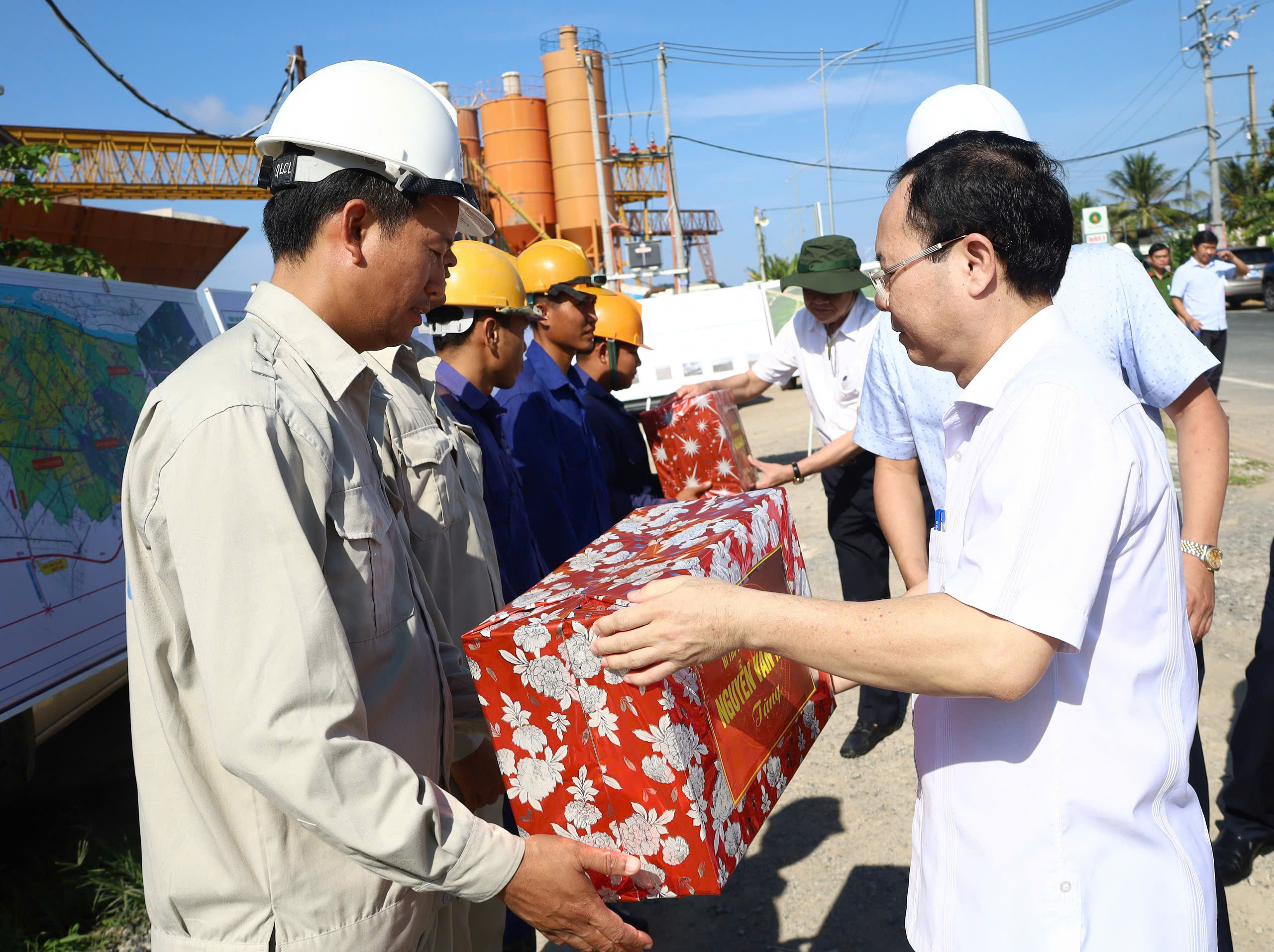 Ông Nguyễn Văn Hiếu - Bí thư Thành ủy Cần Thơ tặng quà động viên công nhân thi công dự án.