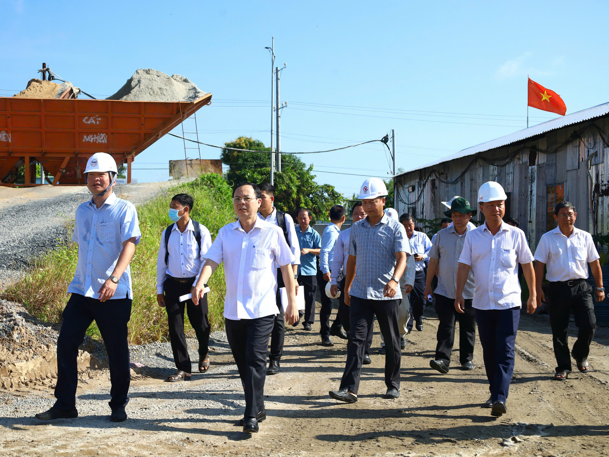 Ông Nguyễn Văn Hiếu - Bí thư Thành ủy Cần Thơ đi kiểm tra thực tế Dự án thành phần 2 cao tốc Châu Đốc - Cần Thơ - Sóc Trăng đoạn qua địa bàn TP. Cần Thơ.