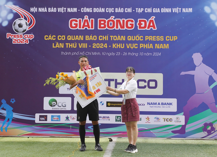 Bà Lê Thị Đông Hường tặng hoa cho tổ trọng tài giải đấu