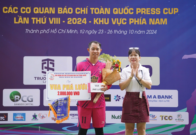 Bà Lê Thị Đông Hường - Phó Trưởng Cơ quan đại diện Tạp chí Gia đình Việt Nam tại TP. HCM trao giải Vua phá lưới