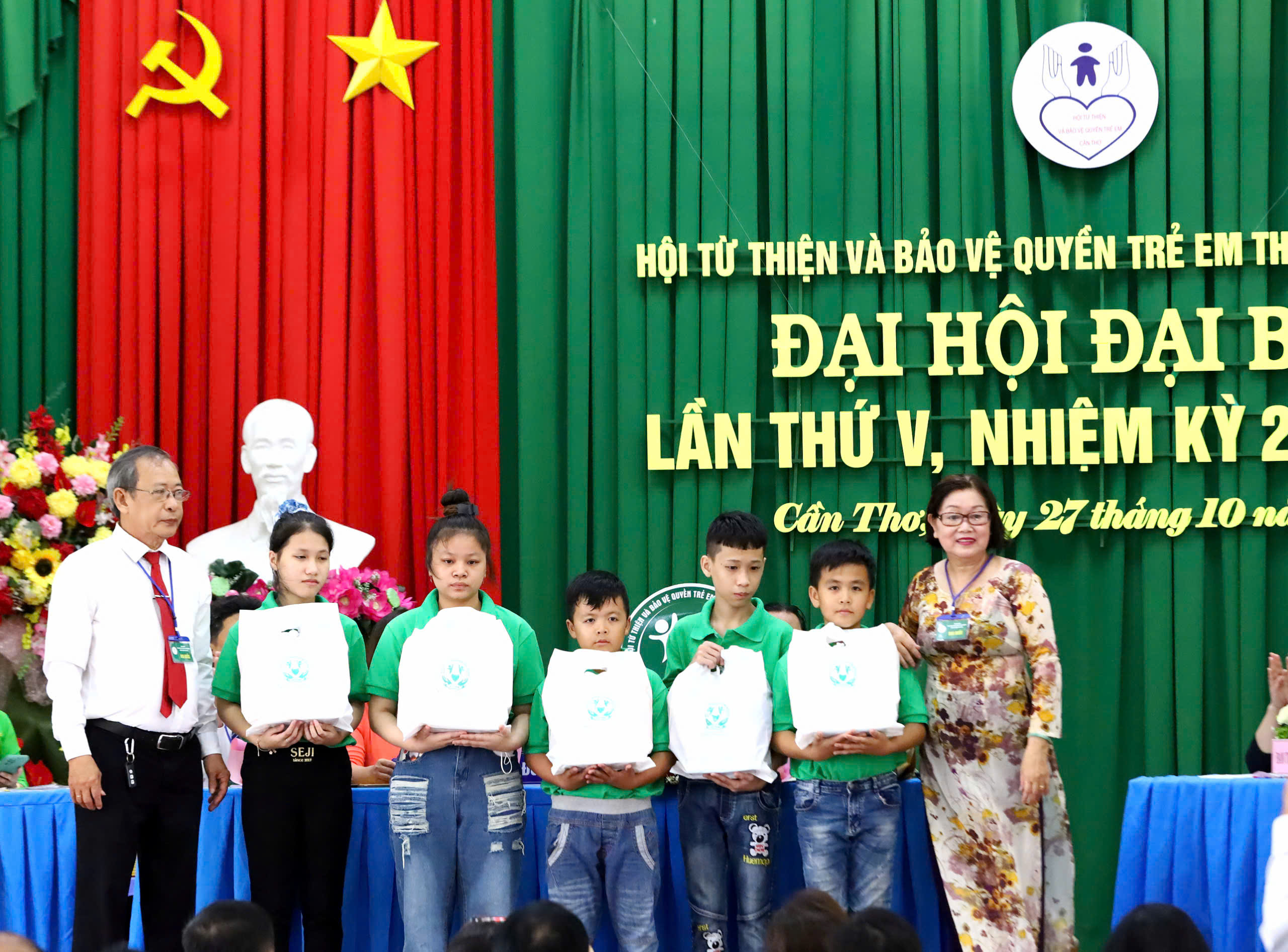 Ông Huỳnh Văn Tuấn - Chủ tịch Hội từ thiện và bảo vệ quyền trẻ em TP. Cần Thơ và Bà Phạm Thị Hải - Phó Chủ tịch Hội từ thiện và bảo vệ quyền trẻ em TP. Cần Thơ tặng quà cho trẻ em.