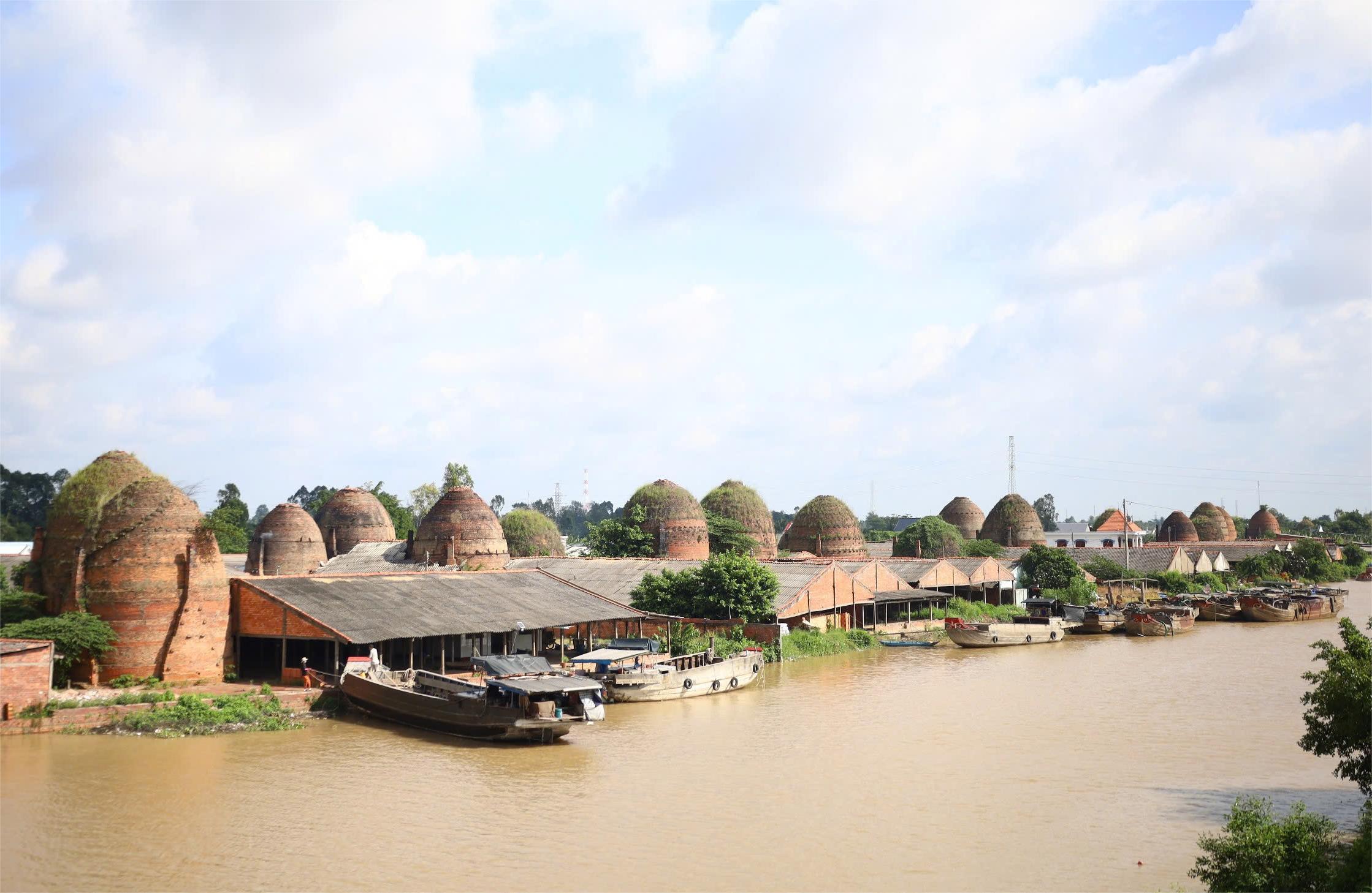 'Vương quốc gốm đỏ' bên dòng kênh Thầy Cai, huyện Mang Thít, tỉnh Vĩnh Long.