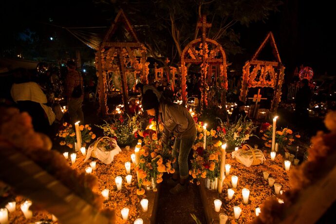 Người Mexico thường trang trí các ngôi mộ trong dịp lễ Día de los Muertos (Ảnh: Getty)