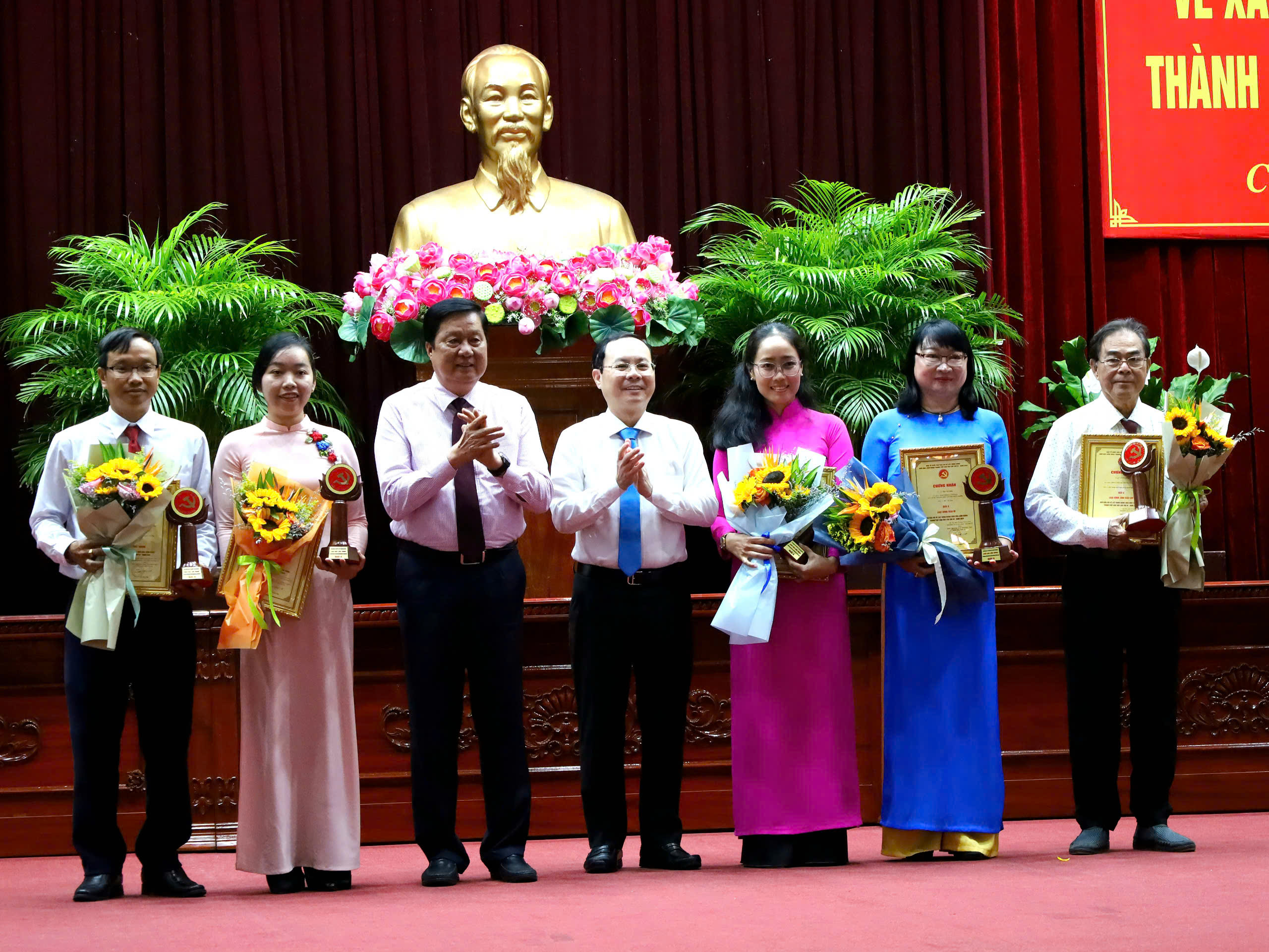 Ông Nguyễn Văn Hiếu - Ủy viên dự khuyết Ban Chấp hành Trung ương Đảng, Bí thư Thành ủy Cần Thơ và ông Phạm Văn Hiểu - Phó Bí thư Thường trực Thành ủy, Chủ tịch HĐND TP. Cần Thơ, Trưởng Ban Tổ chức Giải trao Giải A cho các tác giả và nhóm tác giả.