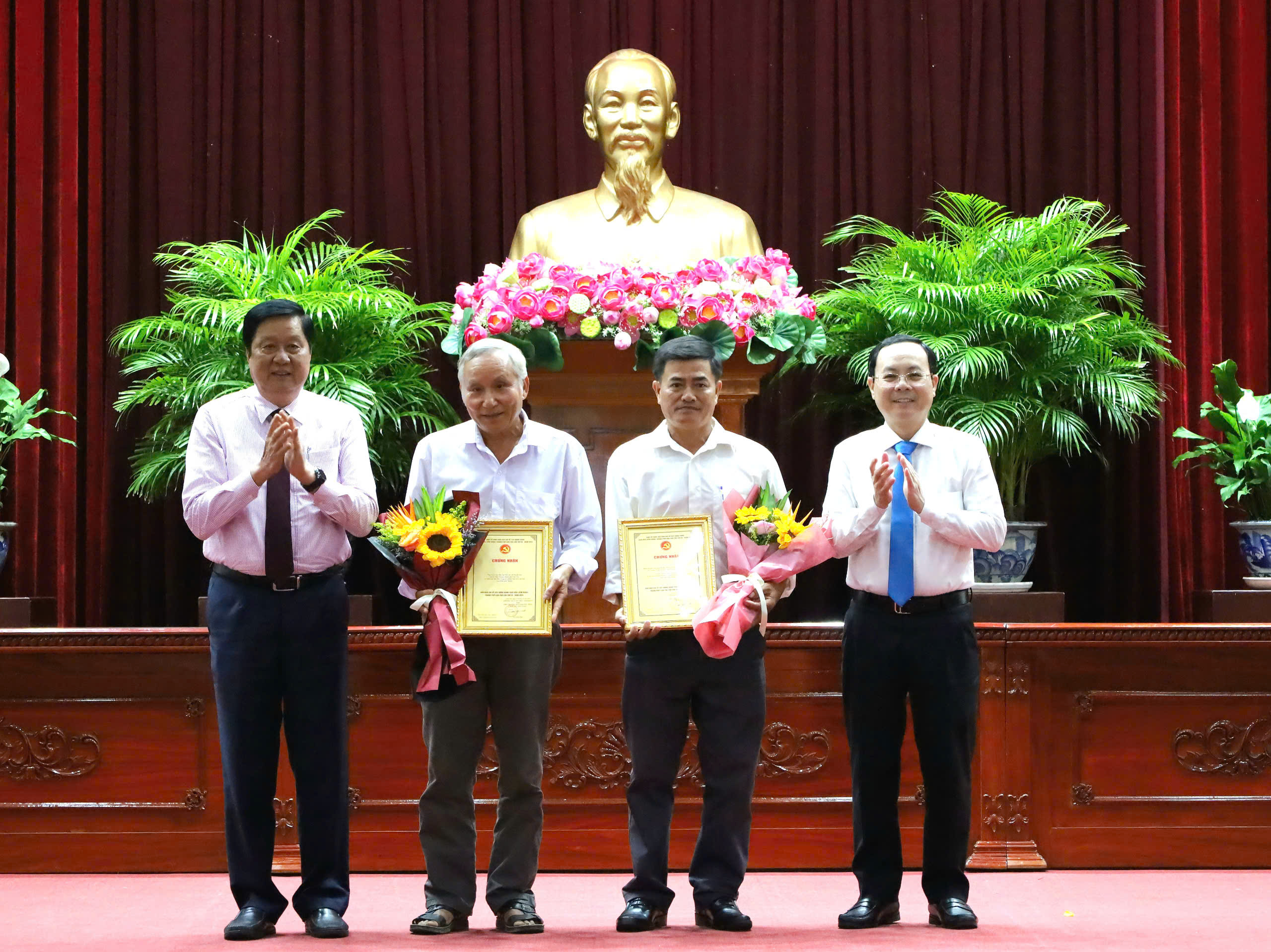 Ông Nguyễn Văn Hiếu - Ủy viên dự khuyết Ban Chấp hành Trung ương Đảng, Bí thư Thành ủy Cần Thơ và ông Phạm Văn Hiểu - Phó Bí thư Thường trực Thành ủy, Chủ tịch HĐND TP. Cần Thơ, Trưởng Ban Tổ chức Giải tặng hoa, trao thưởng cho 2 nhân vật tiêu biểu trong tác phẩm đoạt giải.