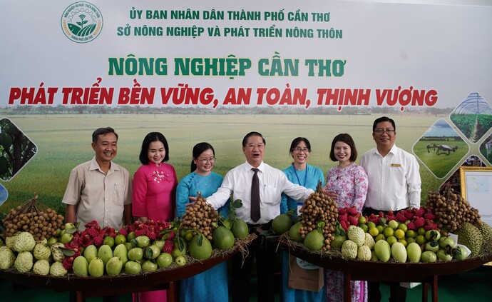 Các đại biểu thành phố chụp hình lưu niệm tại hội chợ.