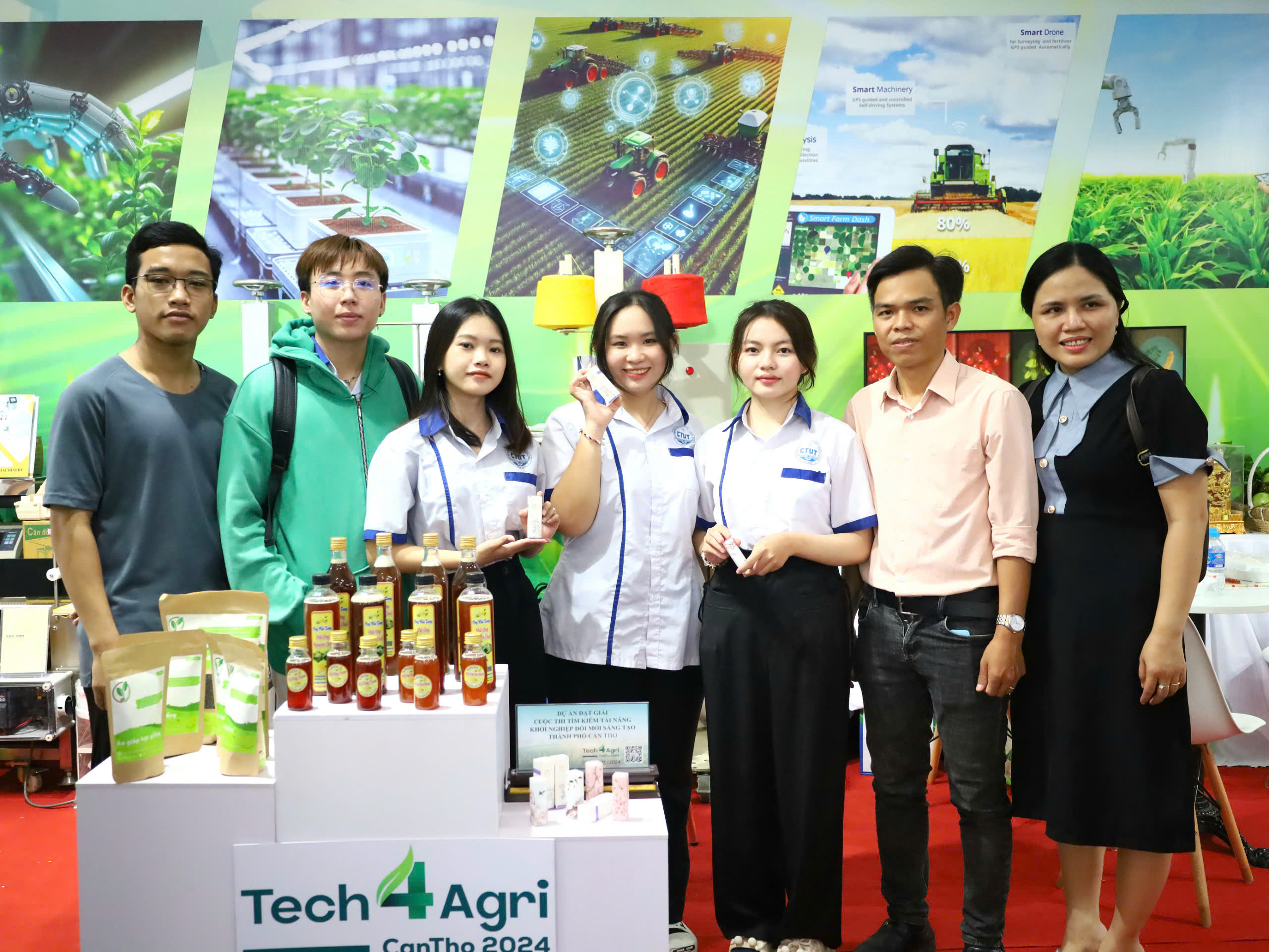 Các sinh viên tham quan khu vực trưng bày Tech4Agri CanTho 2024.