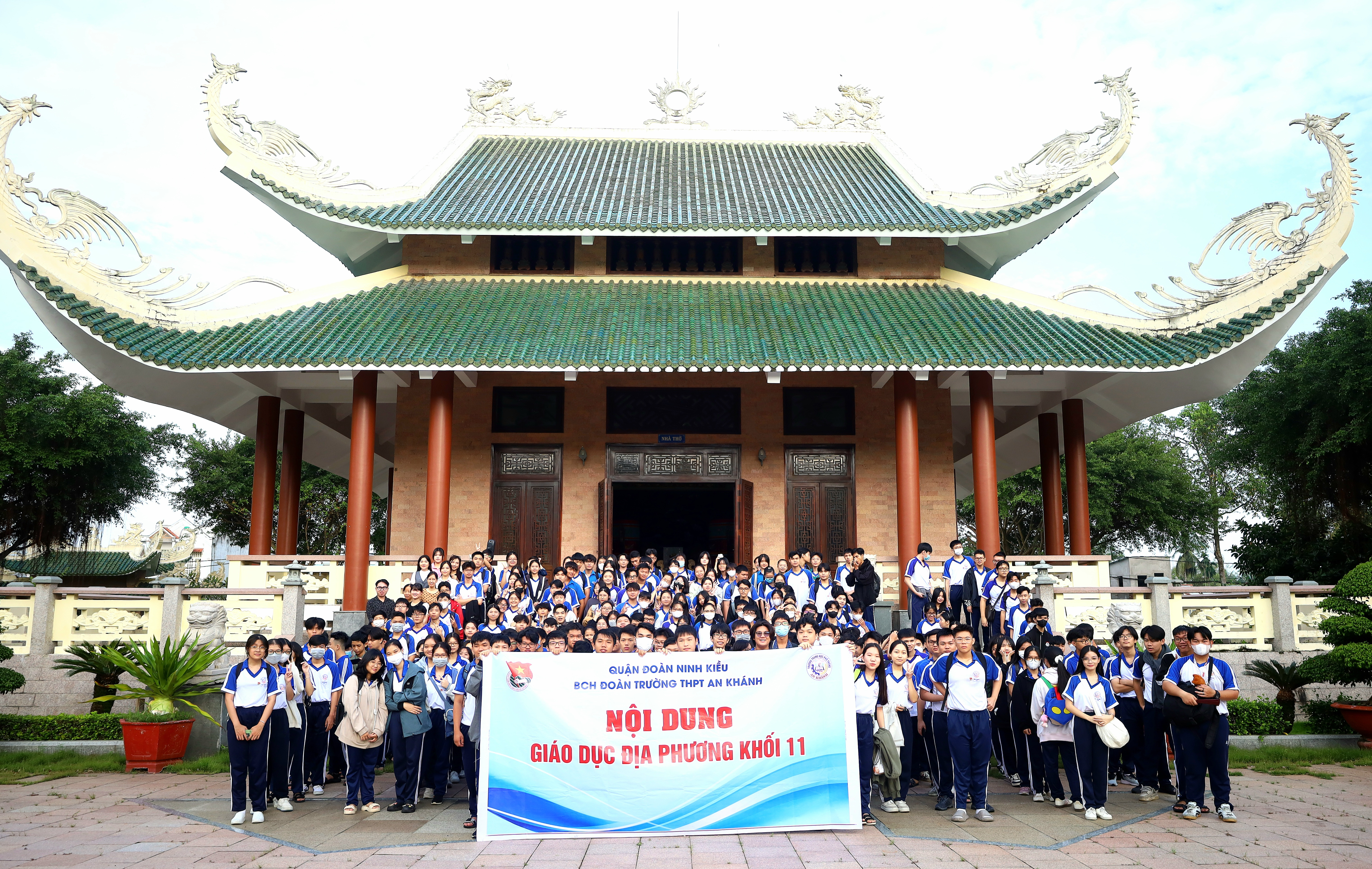 Tập thể giáo viên, học sinh Trường THPT An Khánh chụp hình lưu niệm tại Khu tưởng niệm cụ Thủ khoa Bùi Hữu Nghĩa, quận Bình Thuỷ.