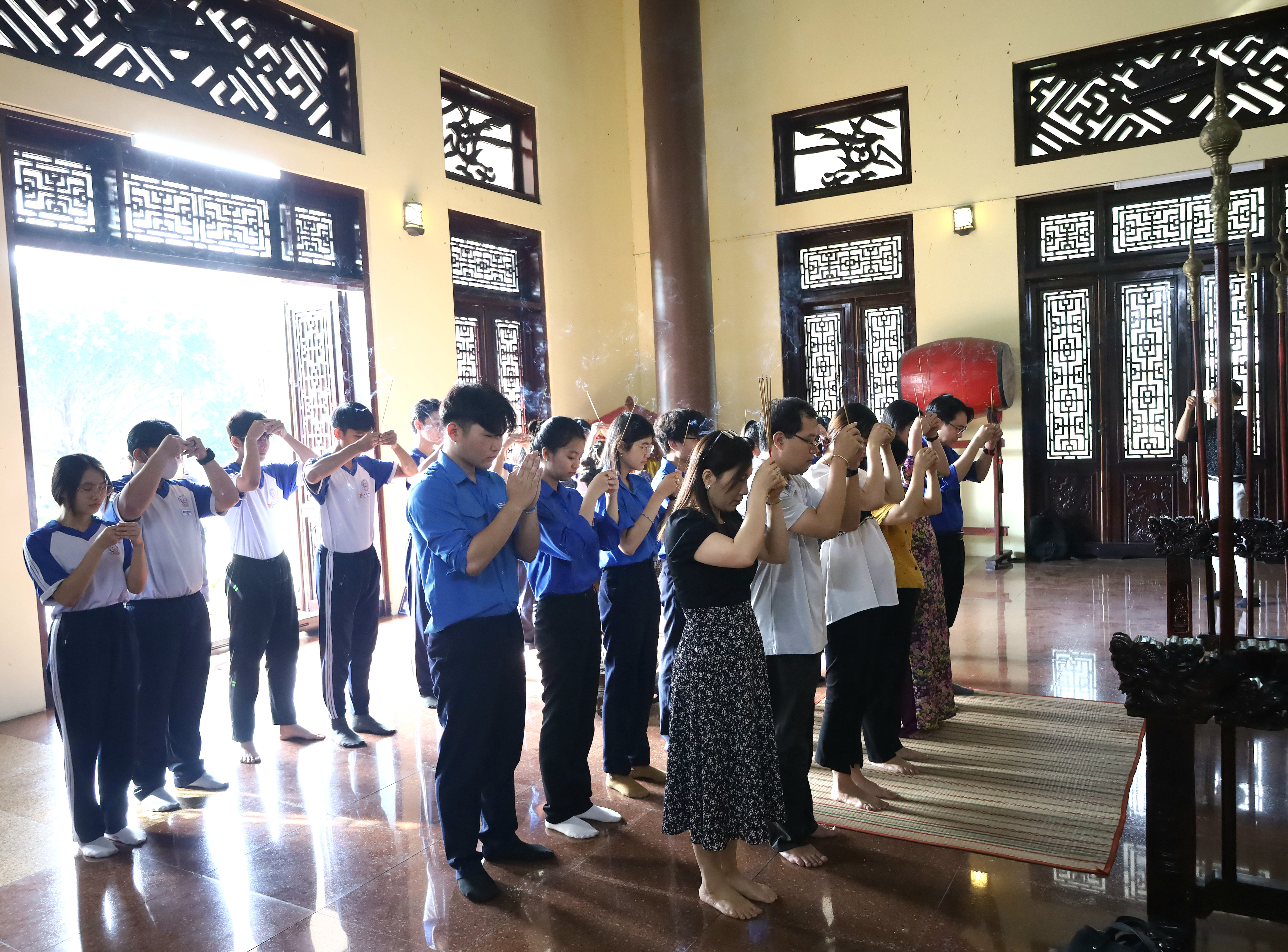 Tập thể giáo viên, học sinh Trường THPT An Khánh thực hiện nghi thức dâng hương tưởng nhớ cụ Thủ khoa Bùi Hữu Nghĩa.