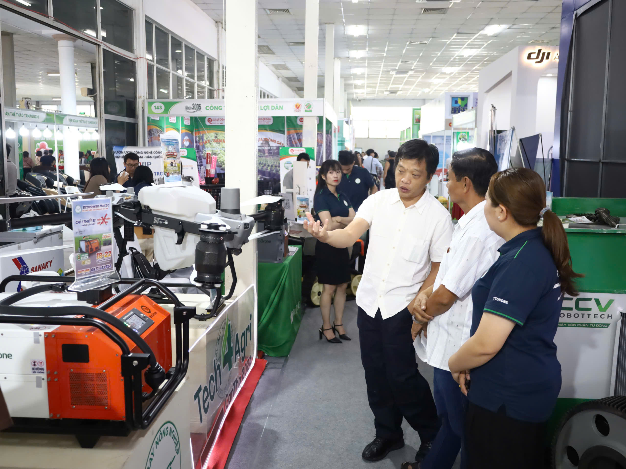 Khách tham quan tại khu vực Chợ công nghệ và thiết bị chuyên ngành Nông nghiệp Cần Thơ 2024 - TechAgri Can Tho 2024.