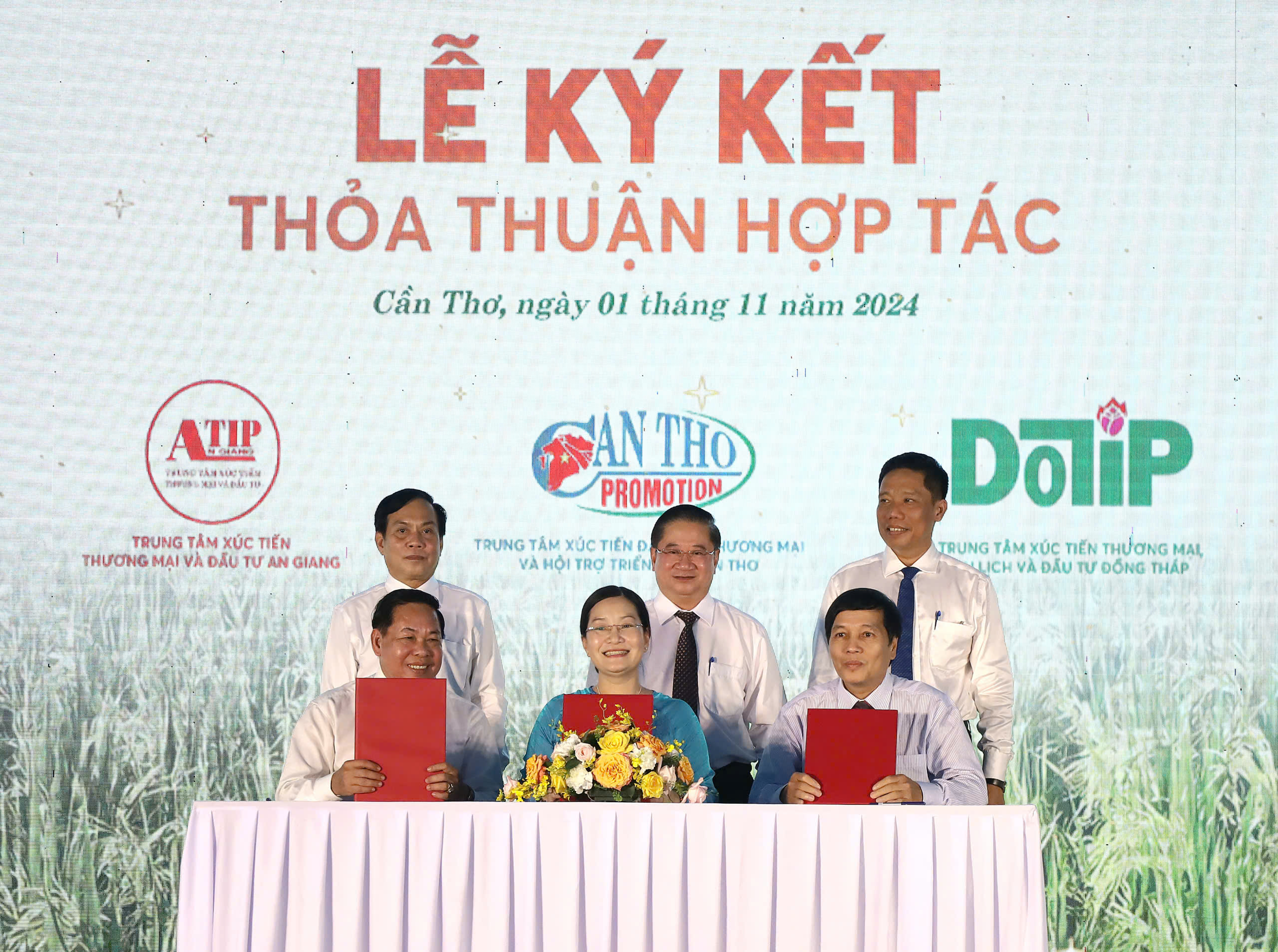 Lãnh đạo TP. Cần Thơ chứng kiến ký kết thỏa thuận hợp tác giữa Trung tâm Xúc tiến Đầu tư - Thương mại và Hội chợ Triển lãm Cần Thơ, Trung tâm Xúc tiến Thương mại, Du lịch và Đầu tư tỉnh Đồng Tháp và Trung tâm Xúc tiến Thương mại và Đầu tư tỉnh An Giang.