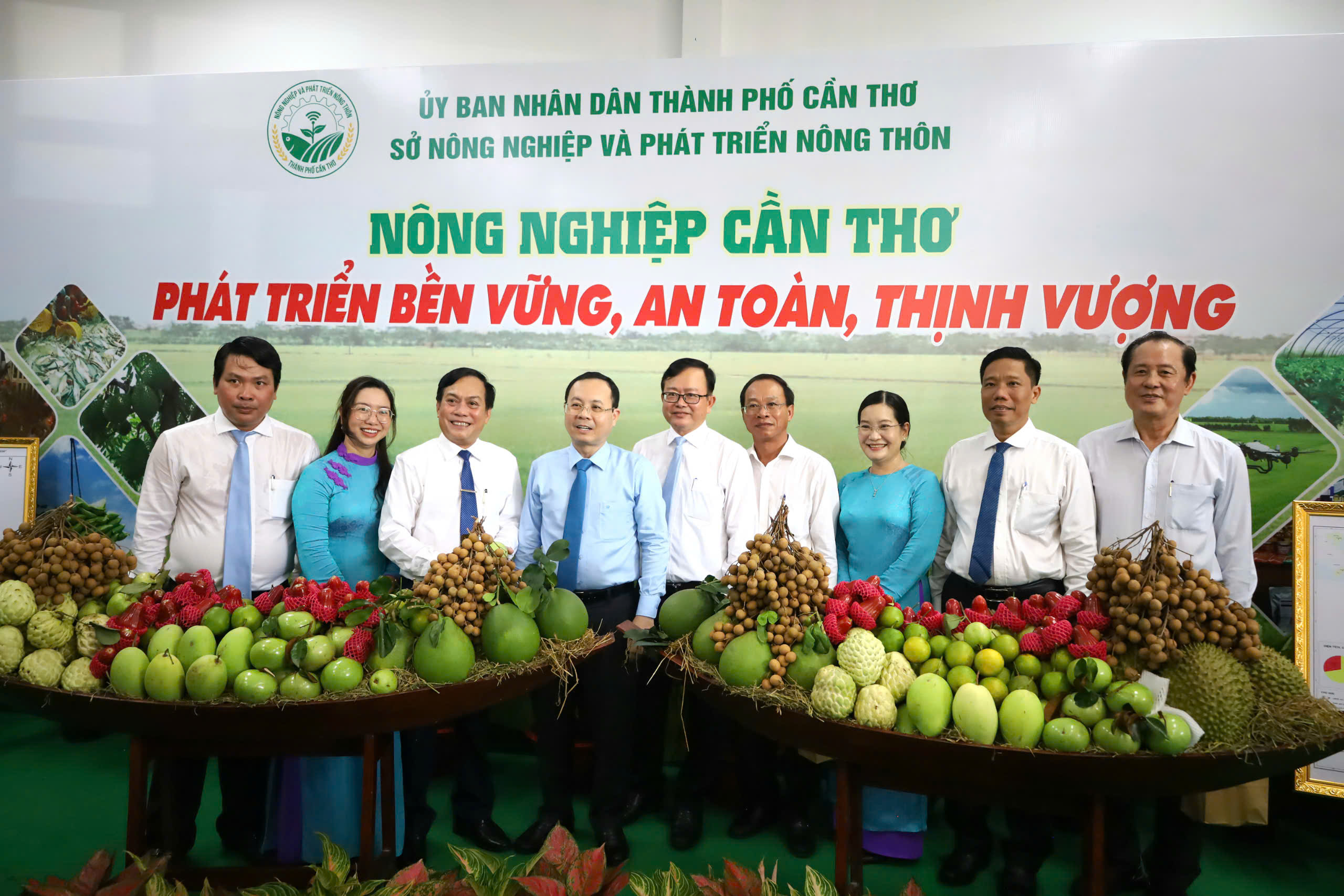 Ông Nguyễn Văn Hiếu - Ủy viên dự khuyết BCH Trung ương Đảng, Bí thư Thành ủy Cần Thơ và các đại biểu chụp hình lưu niệm tại Khu vực trưng bày sản phẩm Nông Nghiệp Cần Thơ.