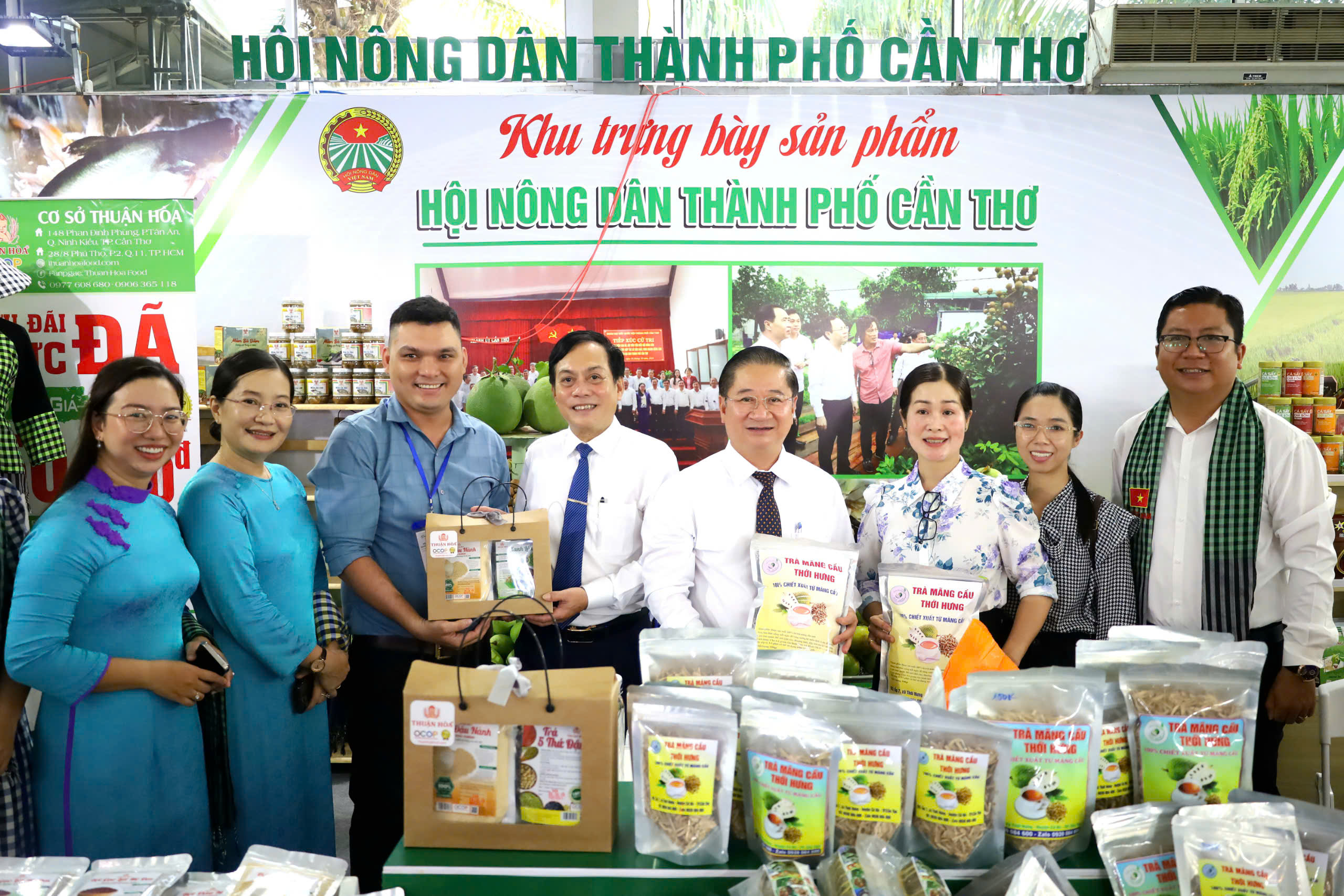 Ông Trần Việt Trường - Phó Bí thư Thành ủy, Chủ tịch UBND TP. Cần Thơ tham quan gian hàng của Hội Nông dân TP. Cần Thơ.