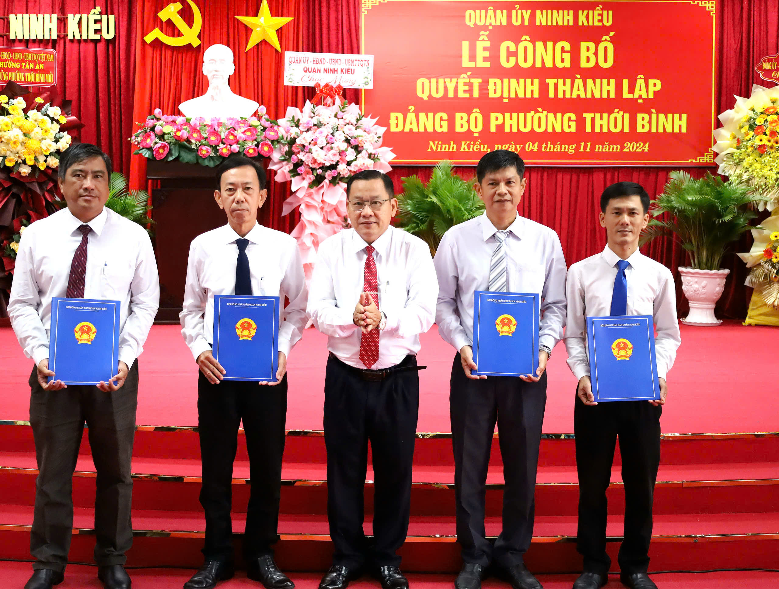 Ông Trần Tiến Dũng - Phó Bí thư thường trực Quận ủy, Chủ tịch HĐND quận Ninh Kiều trao nghị quyết sáp nhập HĐND 4 phường và nghị quyết triệu tập viên.