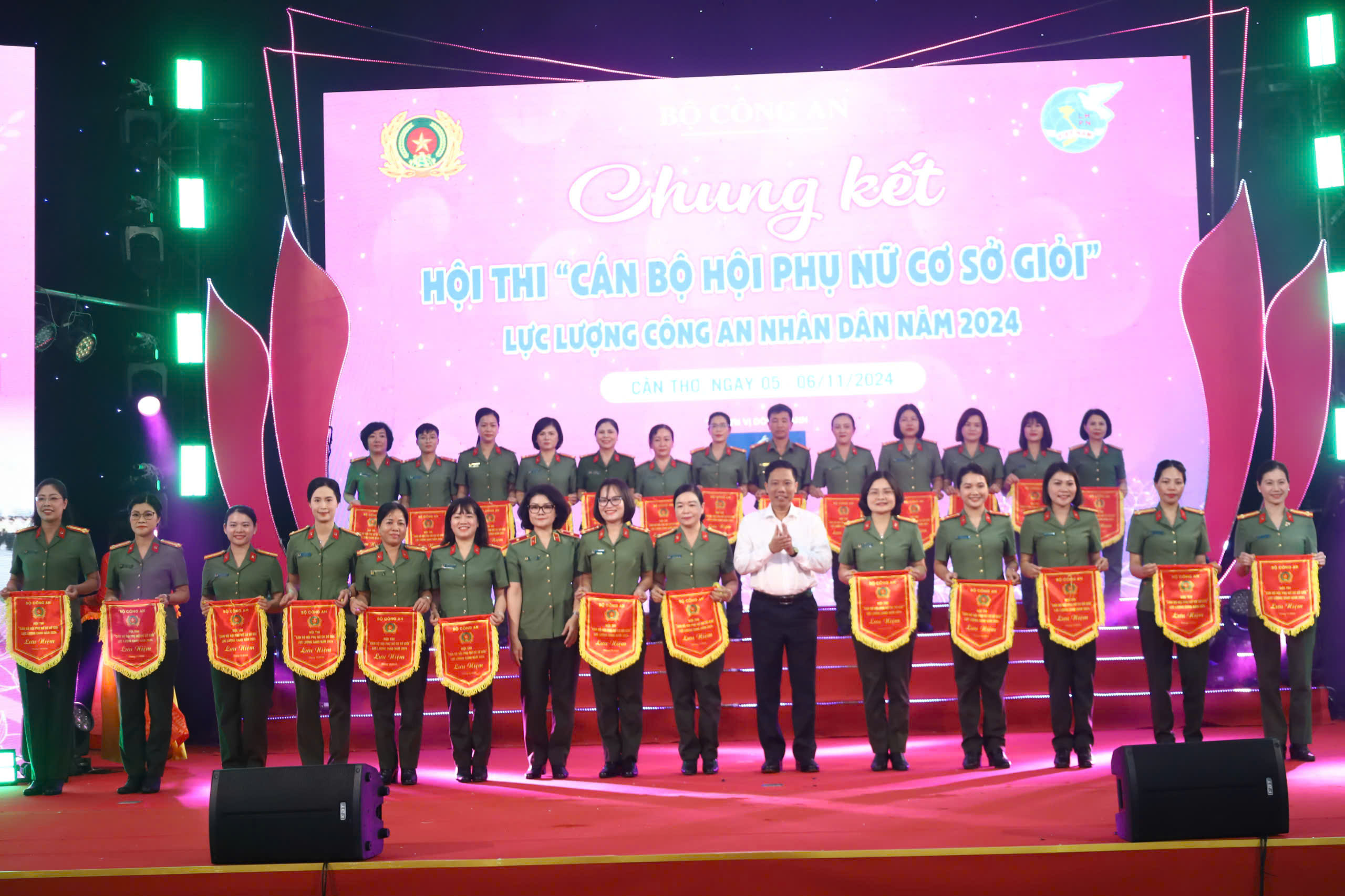 Thiếu tướng Ngô Hoài Thu - Phó Cục trưởng Cục Công tác Đảng và công tác chính trị (X03), Trưởng ban Phụ nữ Công an nhân dân Việt Nam và ông Nguyễn Thực Hiện - Phó Chủ tịch UBND TP. Cần Thơ và trao cờ lưu niệm cho các đơn vị tham gia hội thi.