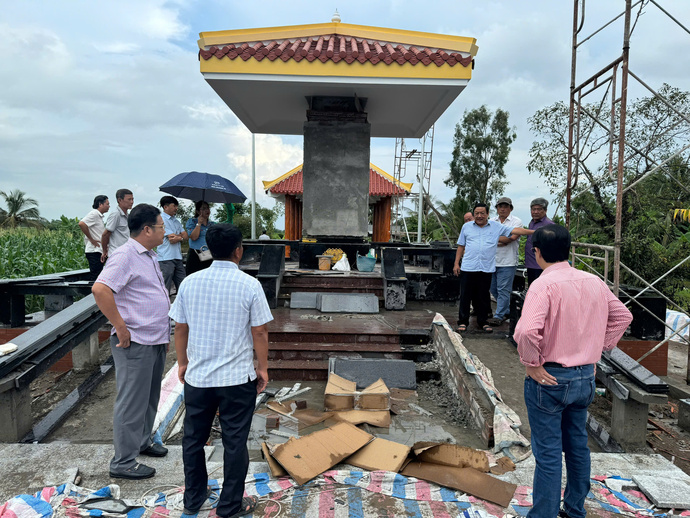 Đoàn khảo sát công trình Bia kỷ niệm cây vú sữa miền Nam với Bác Hồ tại xã Trí Lực, huyện Thới Bình, tỉnh Cà Mau.