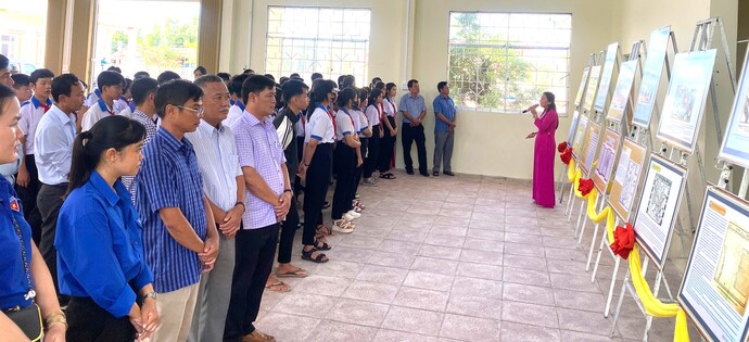 Lãnh đạo và học sinh nghe thuyết minh về Biển đảo Trường Sa - Hoàng Sa của Việt Nam.