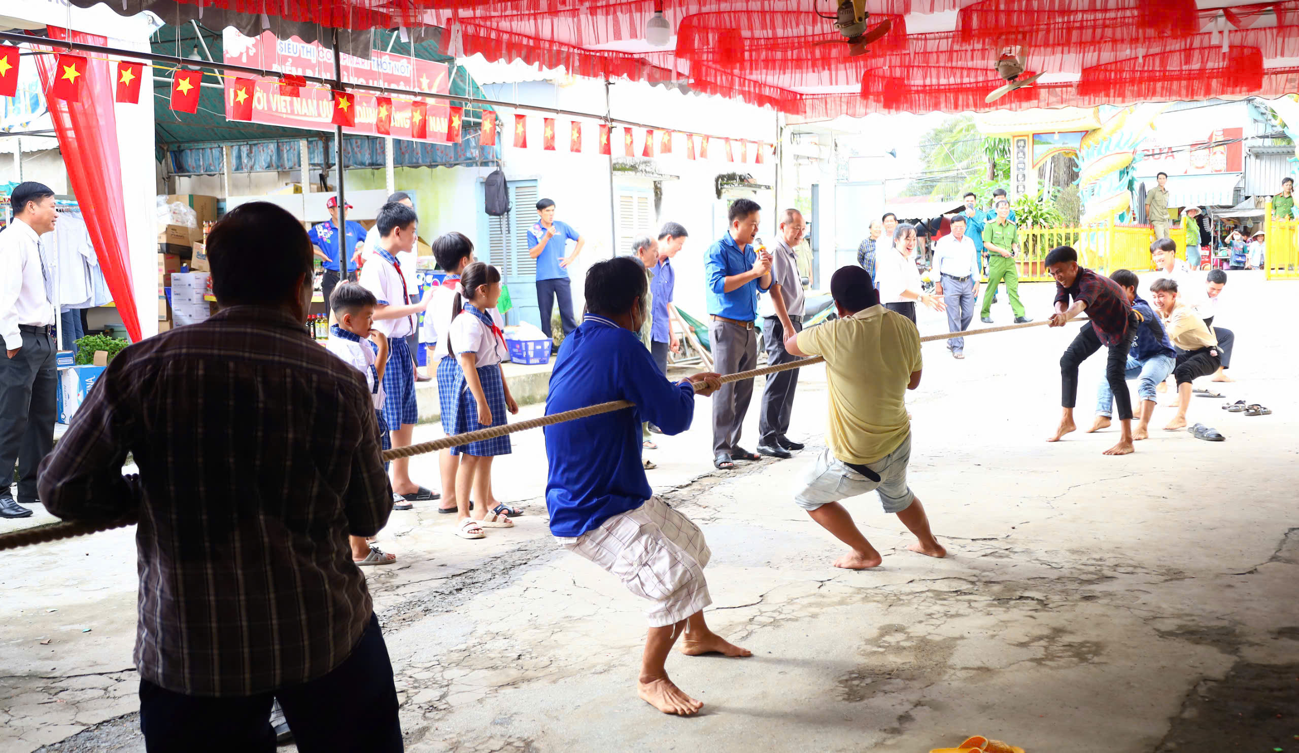 Người dân tham gia các trò chơi dân gian tại ngày hội.