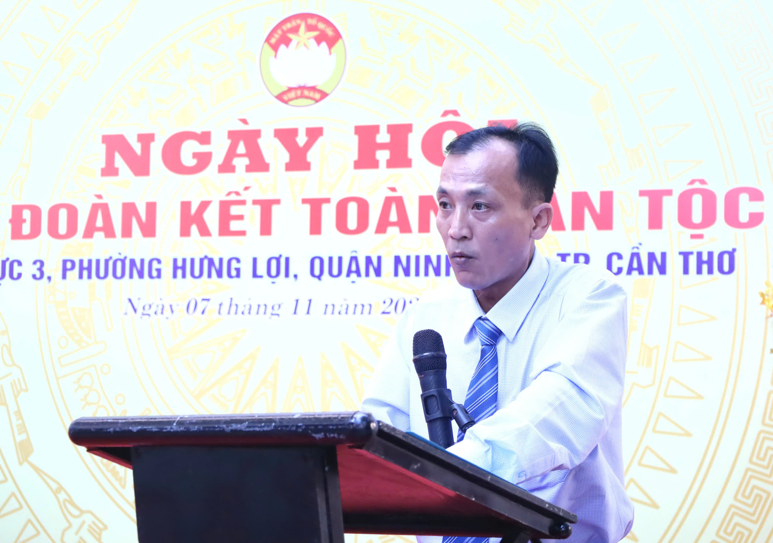 Ông Lê Thanh Trúc - Phó Bí thư thường trực Đảng ủy, Chủ tịch HĐND phường Hưng Lợi phát biểu tại ngày hội.