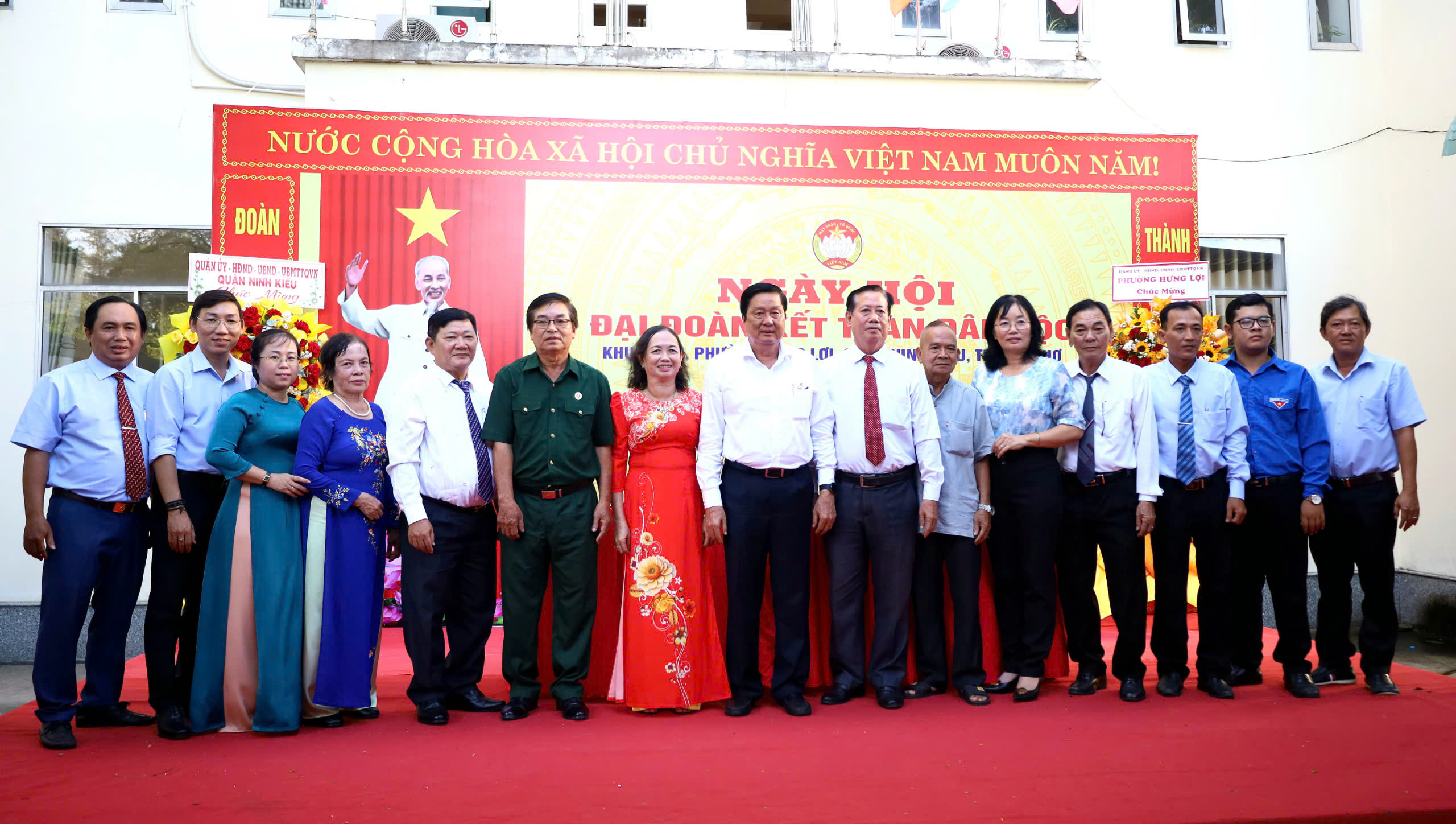 Ông Phạm Văn Hiểu – Phó Bí thư thường trực Thành ủy, Chủ tịch HĐND TP. Cần Thơ chụp hình lưu niệm cùng các đại biểu tham gia