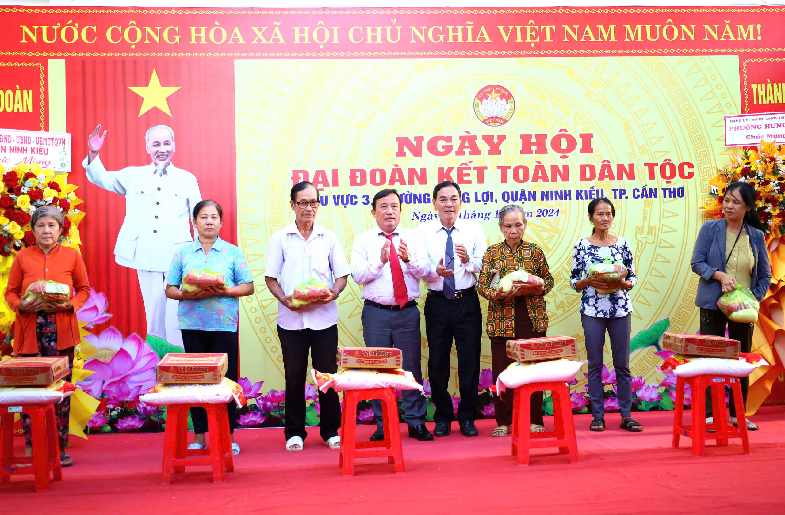 Ông Nguyễn Tiền Phong - Ủy viên BTV Thành ủy, Bí thư Quận ủy Ninh Kiều trao quà cho các hộ dân có hoàn cảnh khó khăn.