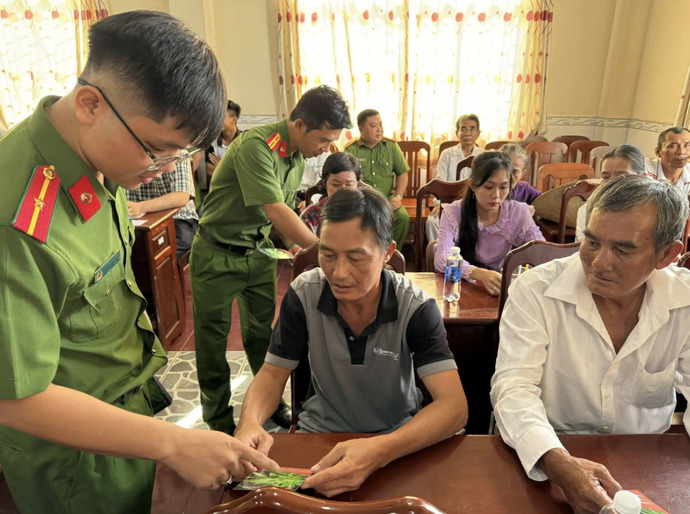 Công an TP Cần Thơ phát tờ rơi tuyên truyền pháp luật, thủ đoạn tội phạm, vận động người dân tham gia giữ gìn ANTT.