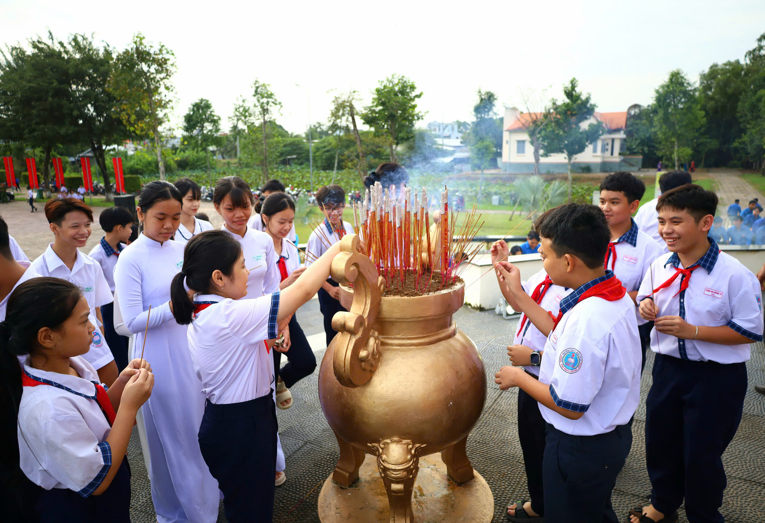 Các em học sinh dâng hương trước Tượng đài Địa điểm thành lập Chi bộ An Nam Cộng sản Đảng Cờ Đỏ.