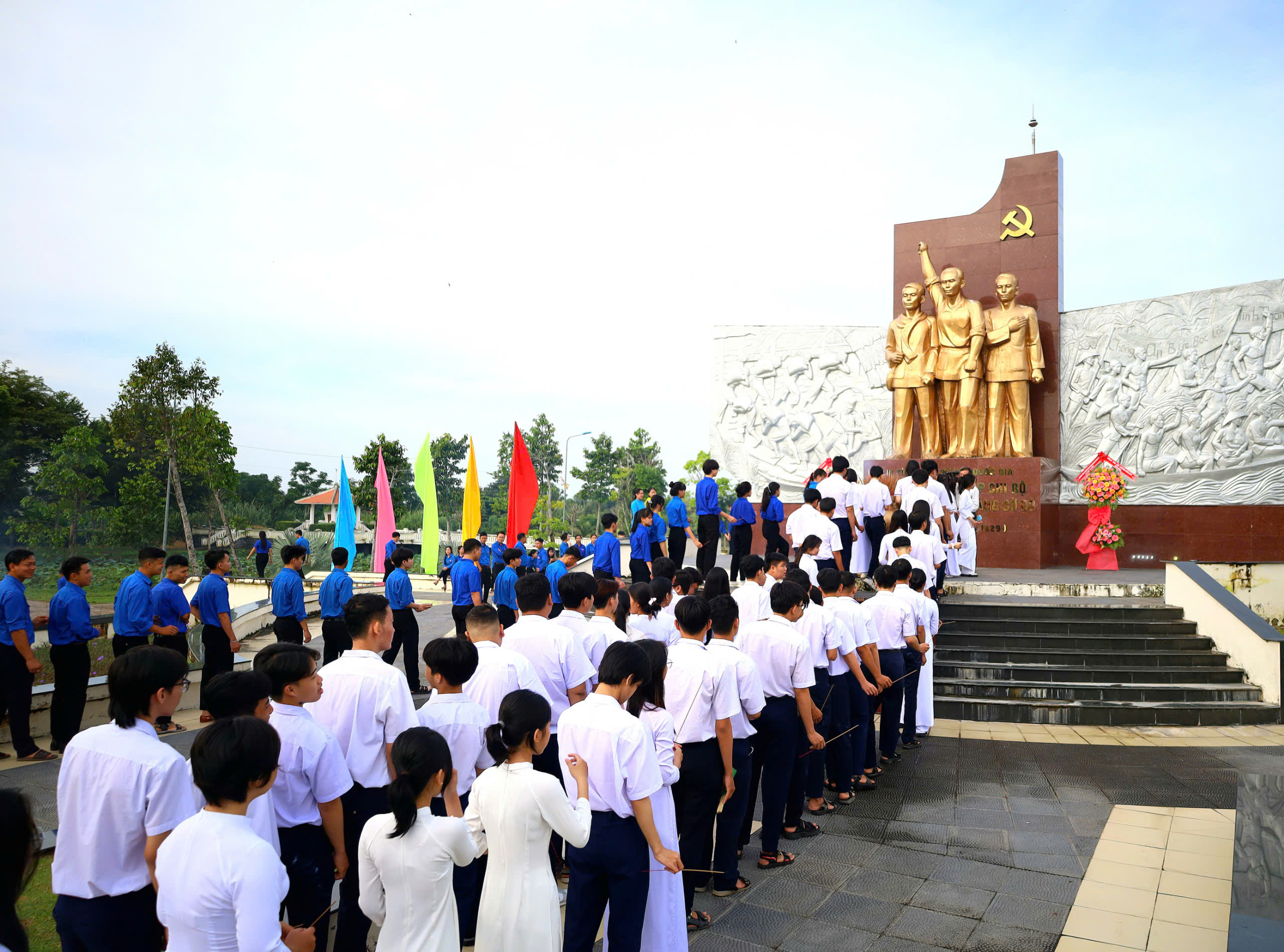 Đoàn học sinh dâng hương trước Tượng đài Địa điểm thành lập Chi bộ An Nam Cộng sản Đảng Cờ Đỏ.