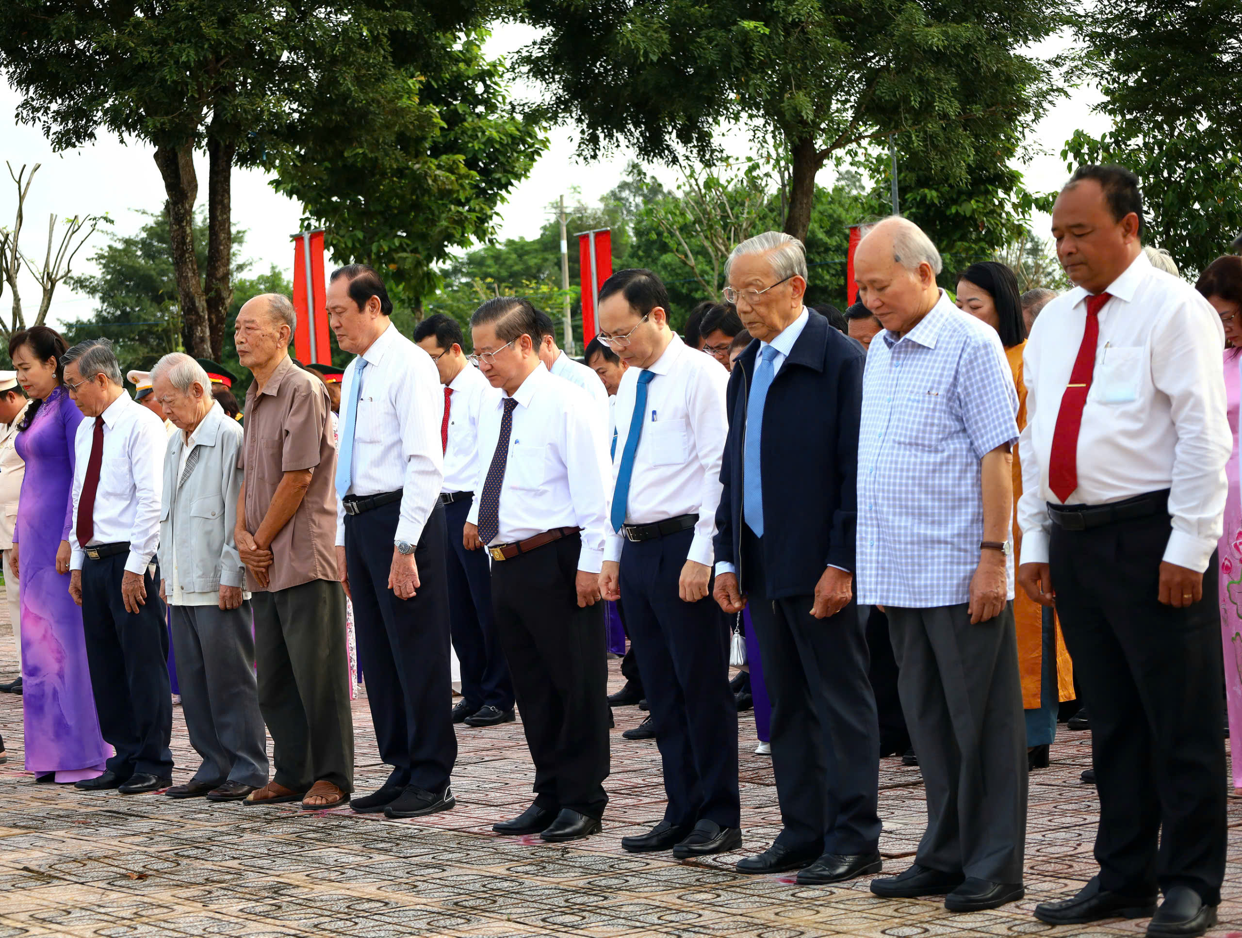 Các đại biểu dành phút mặc niệm trước Tượng đài Địa điểm thành lập Chi bộ An Nam Cộng sản Đảng Cờ Đỏ.