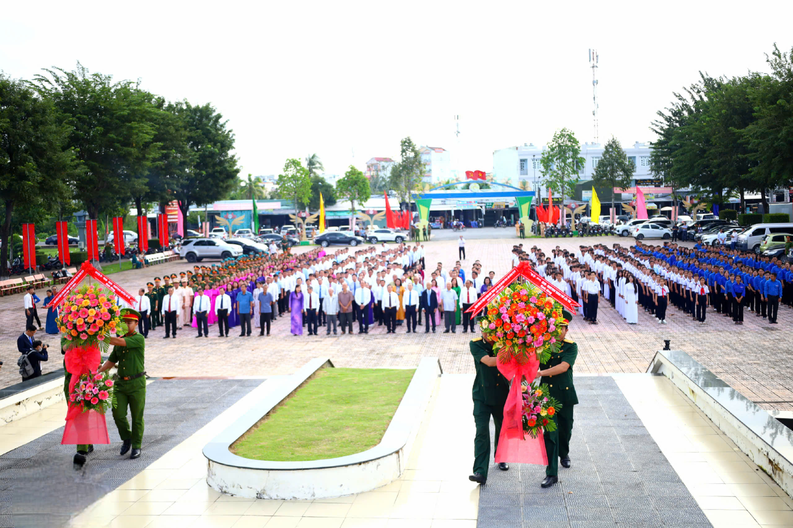 Thực hiện nghi thức dâng hoa trước Tượng đài Địa điểm thành lập Chi bộ An Nam Cộng sản Đảng Cờ Đỏ.