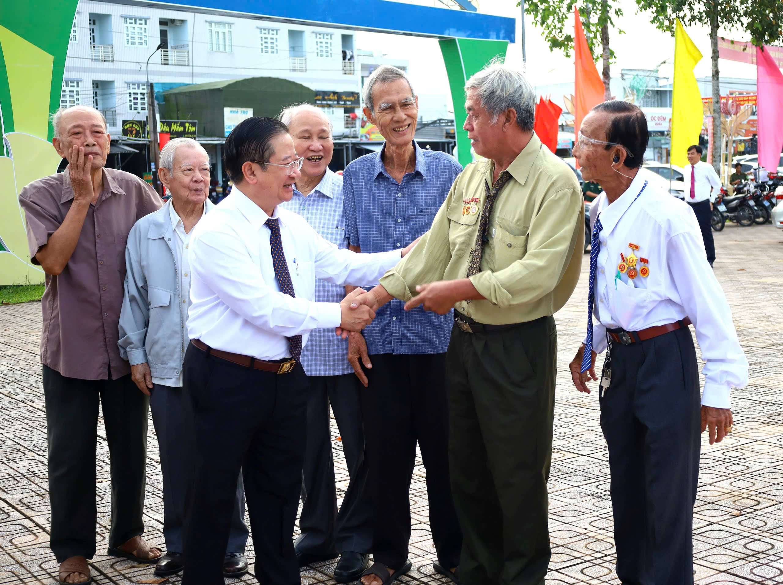 Ông Trần Việt Trường – Phó Bí thư Thành ủy, Chủ tịch UBND TP. Cần Thơ thăm hỏi các lão thành Cách mạng.