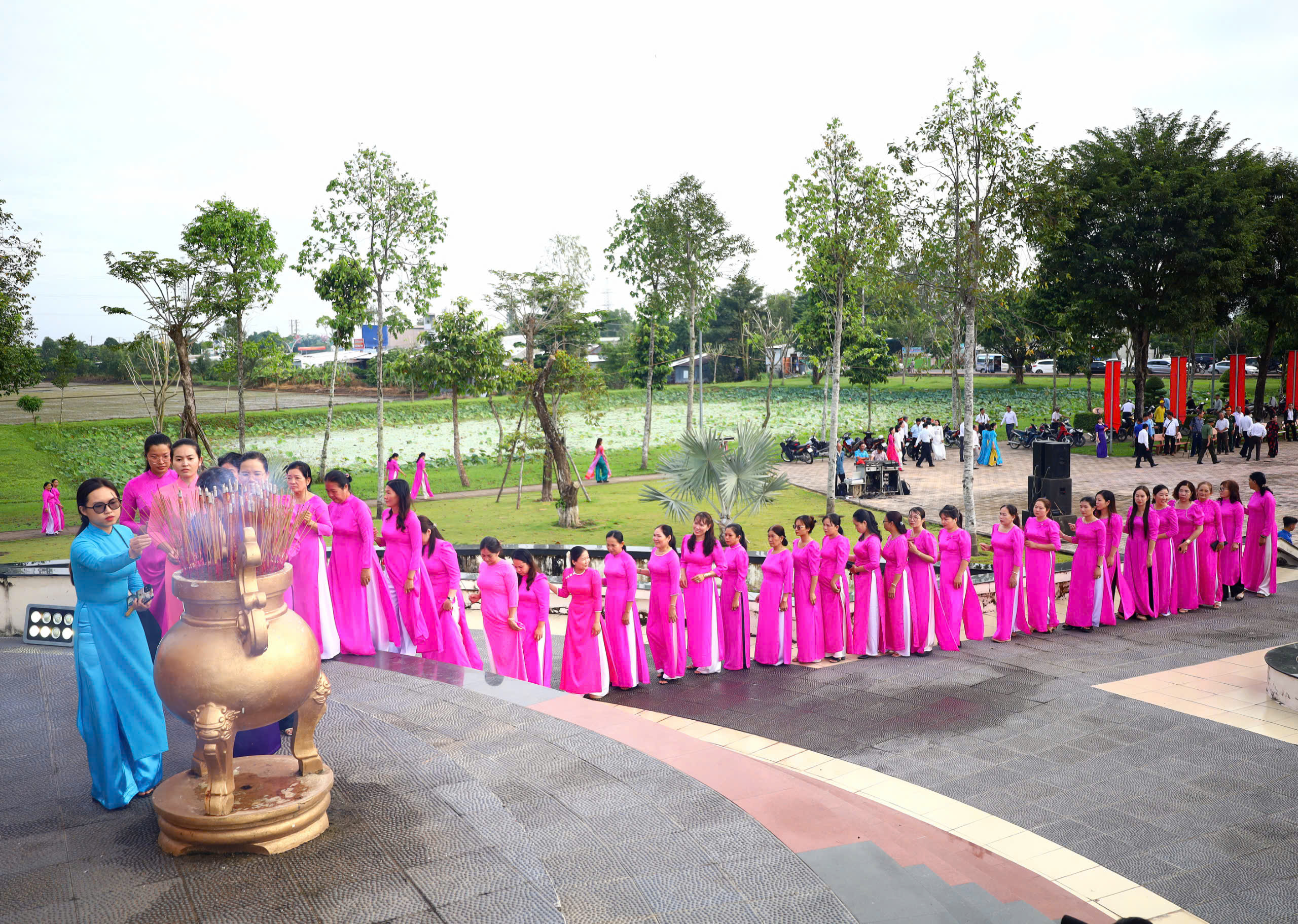 Đoàn Hội Liên hiệp phụ nữ huyện Cờ Đỏ dâng hương trước Tượng đài Địa điểm thành lập Chi bộ An Nam Cộng sản Đảng Cờ Đỏ.