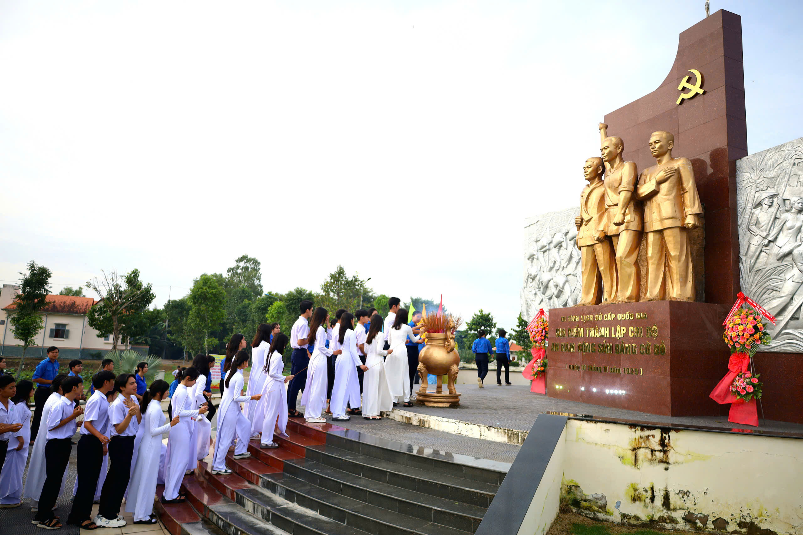 Từng đoàn học sinh trang nghiêm tiến vào dâng hương trước Tượng đài Địa điểm thành lập Chi bộ An Nam Cộng sản Đảng Cờ Đỏ.