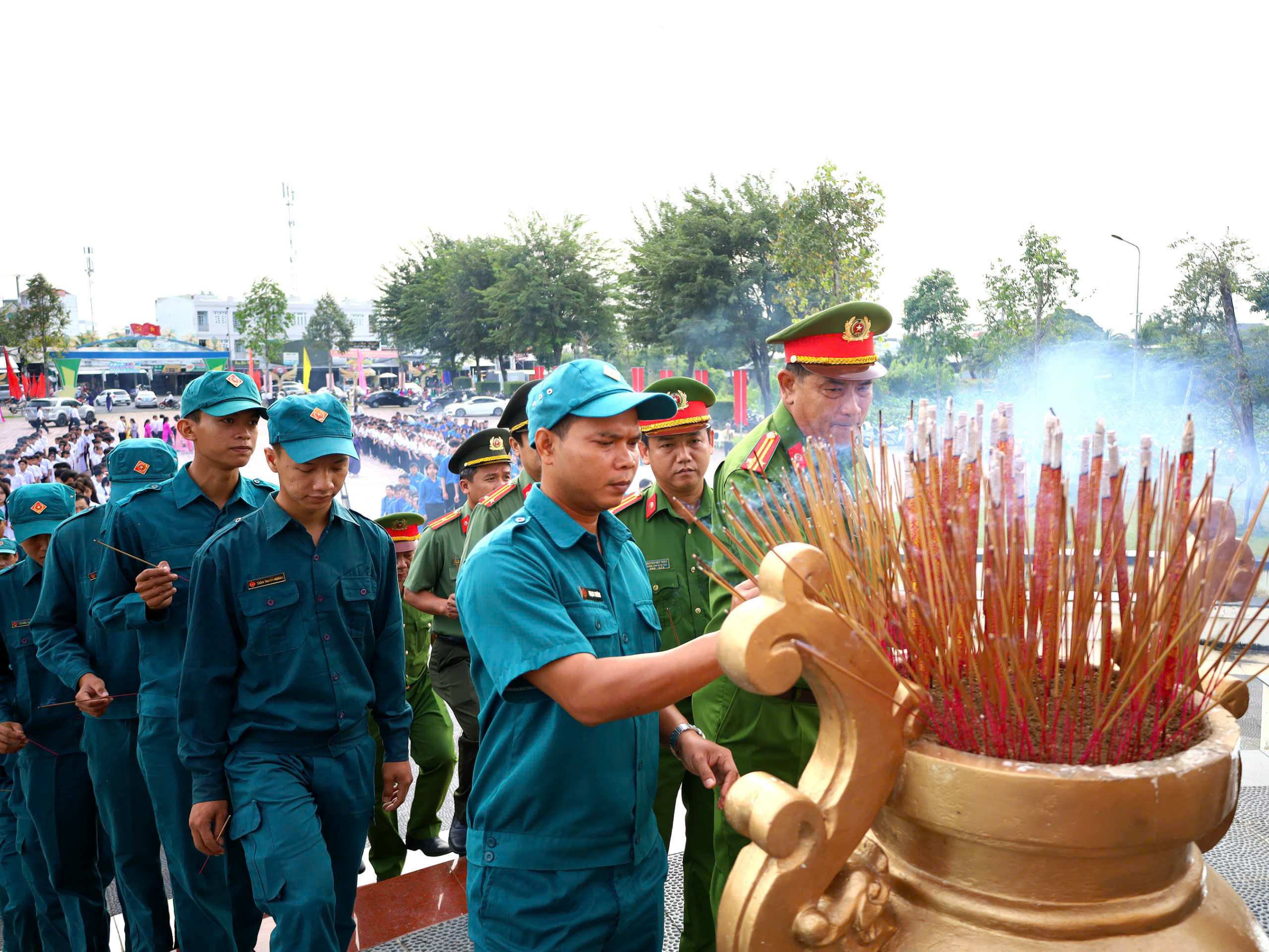 Lực lượng Công an và Dân quân tự vệ dâng hương trước Tượng đài Địa điểm thành lập Chi bộ An Nam Cộng sản Đảng Cờ Đỏ.