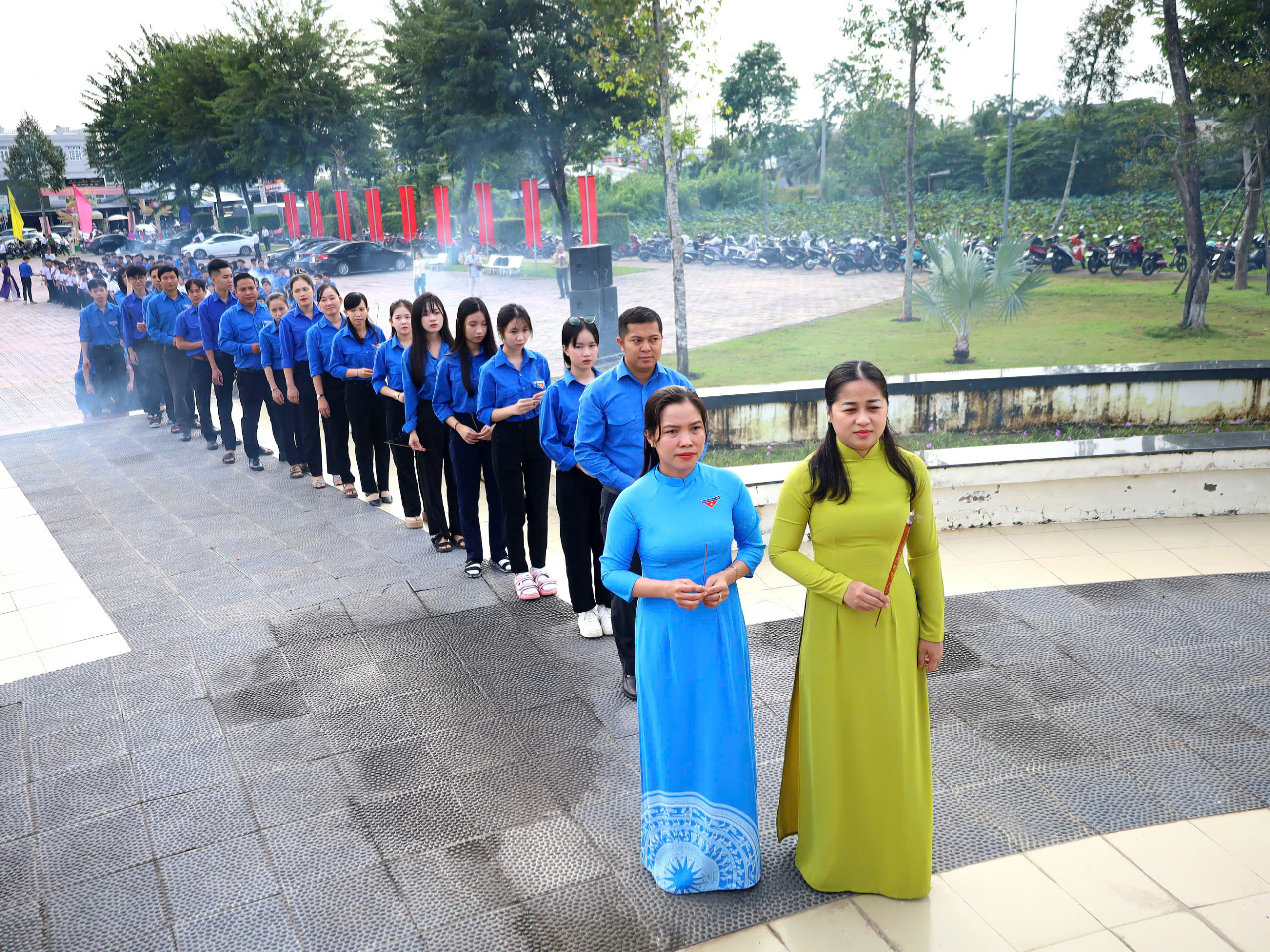 Lực lượng Đoàn viên thanh niên dâng hương trước Tượng đài Địa điểm thành lập Chi bộ An Nam Cộng sản Đảng Cờ Đỏ.