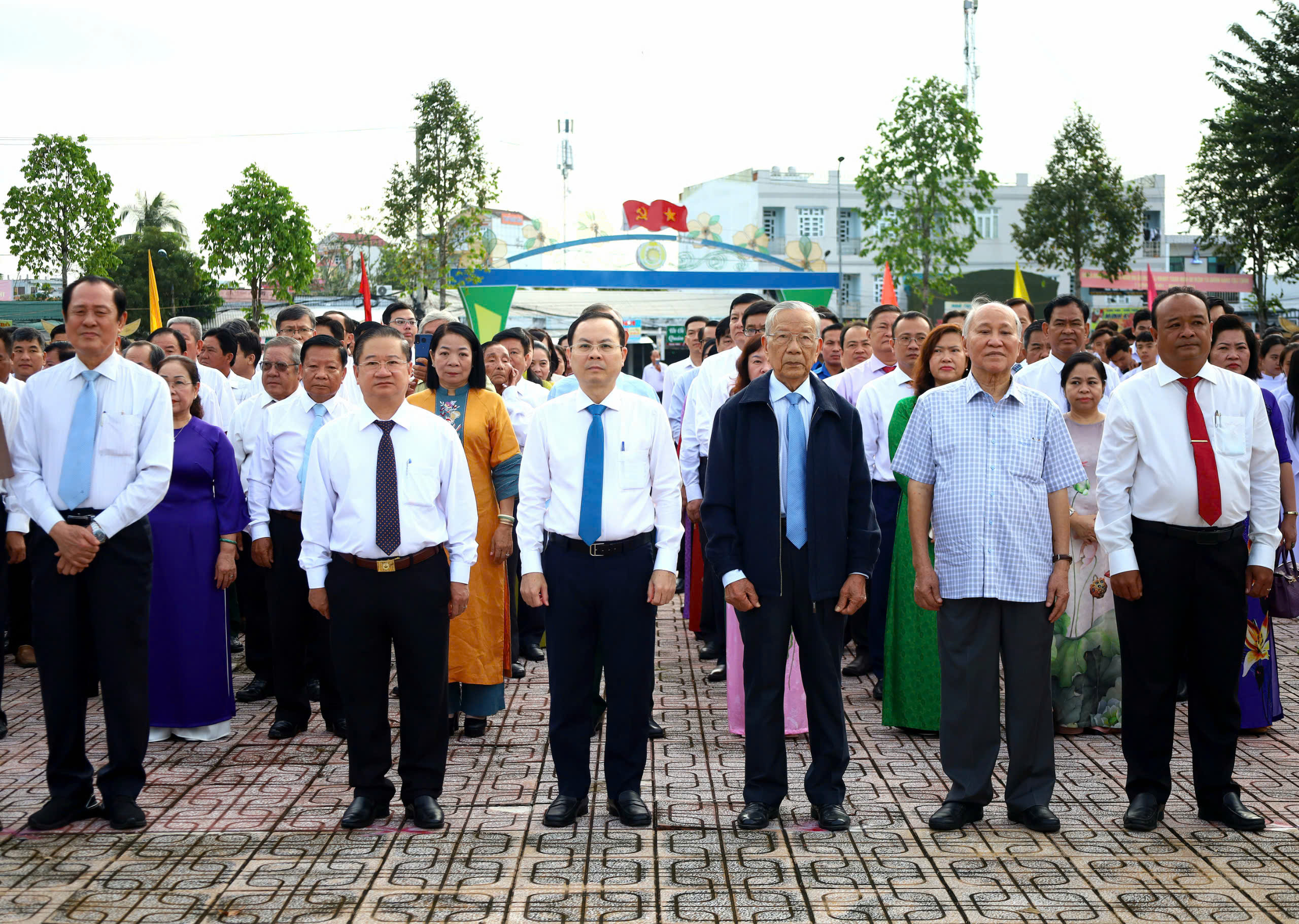 Trước khi diễn ra buổi họp mặt, các đại biểu đã đến dự lễ dâng hoa, dâng hương tại Khu di tích Địa điểm thành lập Chi bộ An Nam Cộng sản Đảng Cờ Đỏ.