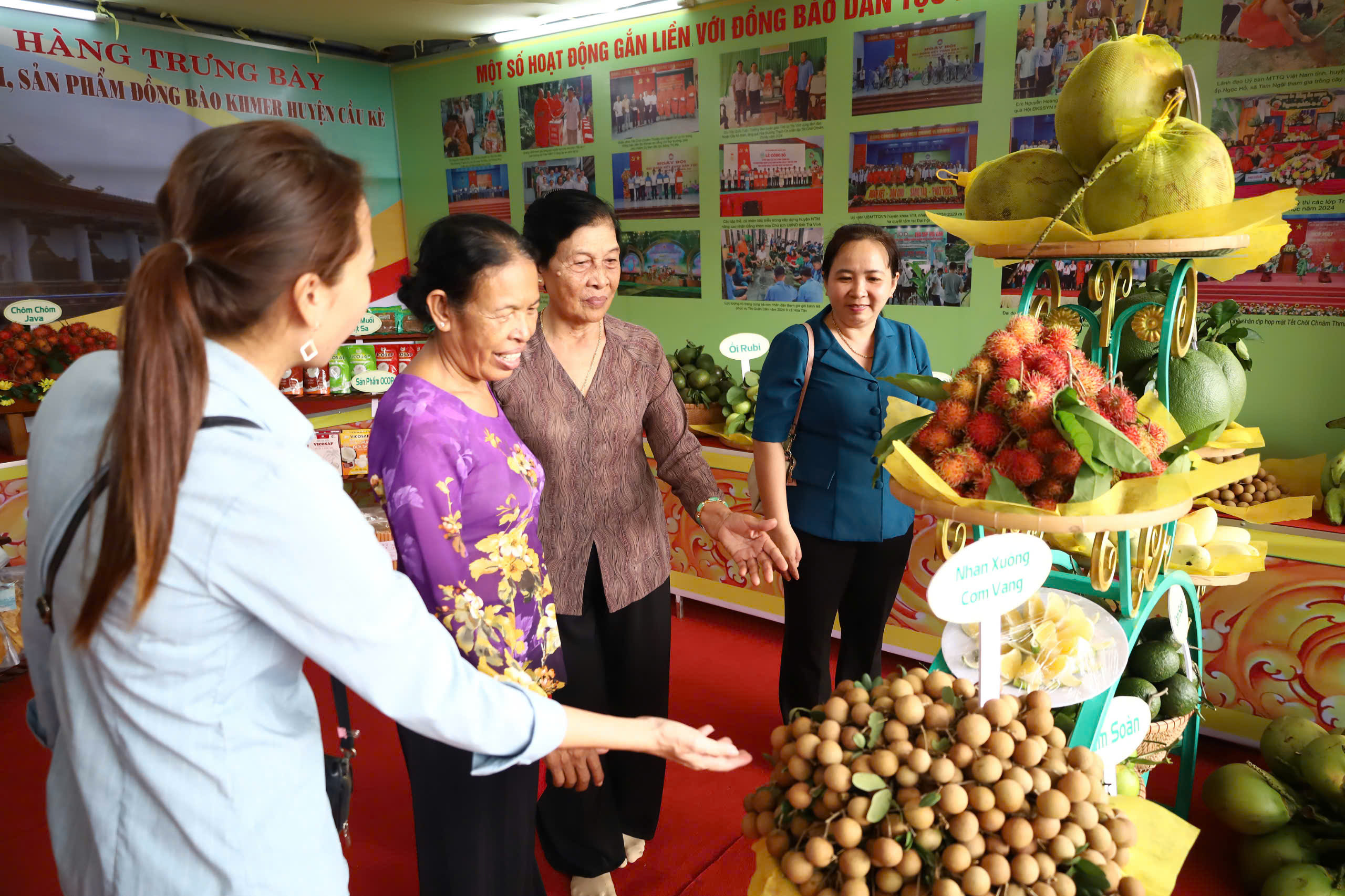 Người dân tham quan gian trưng bày đặc sản địa phương.