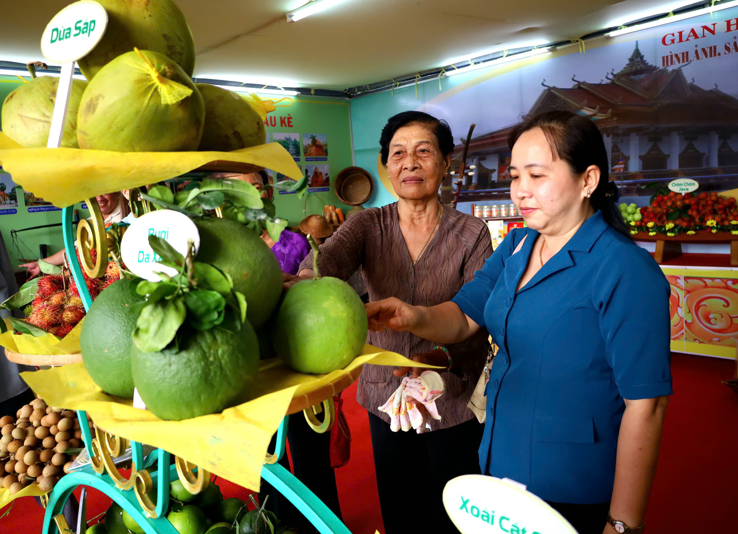 Bà Nguyễn Thị Nhiền - Phó Chủ tịch UBND huyện Cầu Kè tham quan gian trưng bày các đặc sản của địa phương.