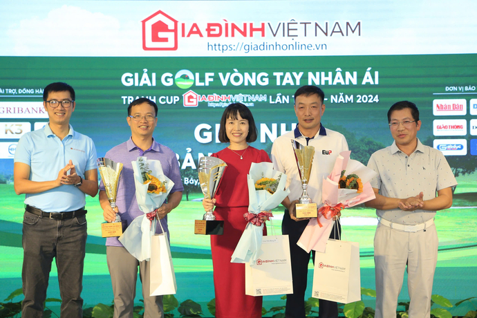 Ông Lưu Đình Phúc, Cục trưởng Cục Báo chí (ngoài cùng bên phải) trao giải Nhì chung cuộc cho các Golfer