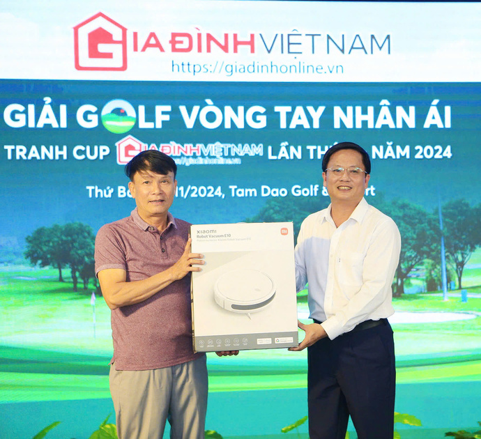 Nhà báo Hồ Minh Chiến, Tổng Biên tập Tạp chí Gia Đình Việt Nam trao Giải Cống hiến cho Golfer Nguyễn Đức Lợi