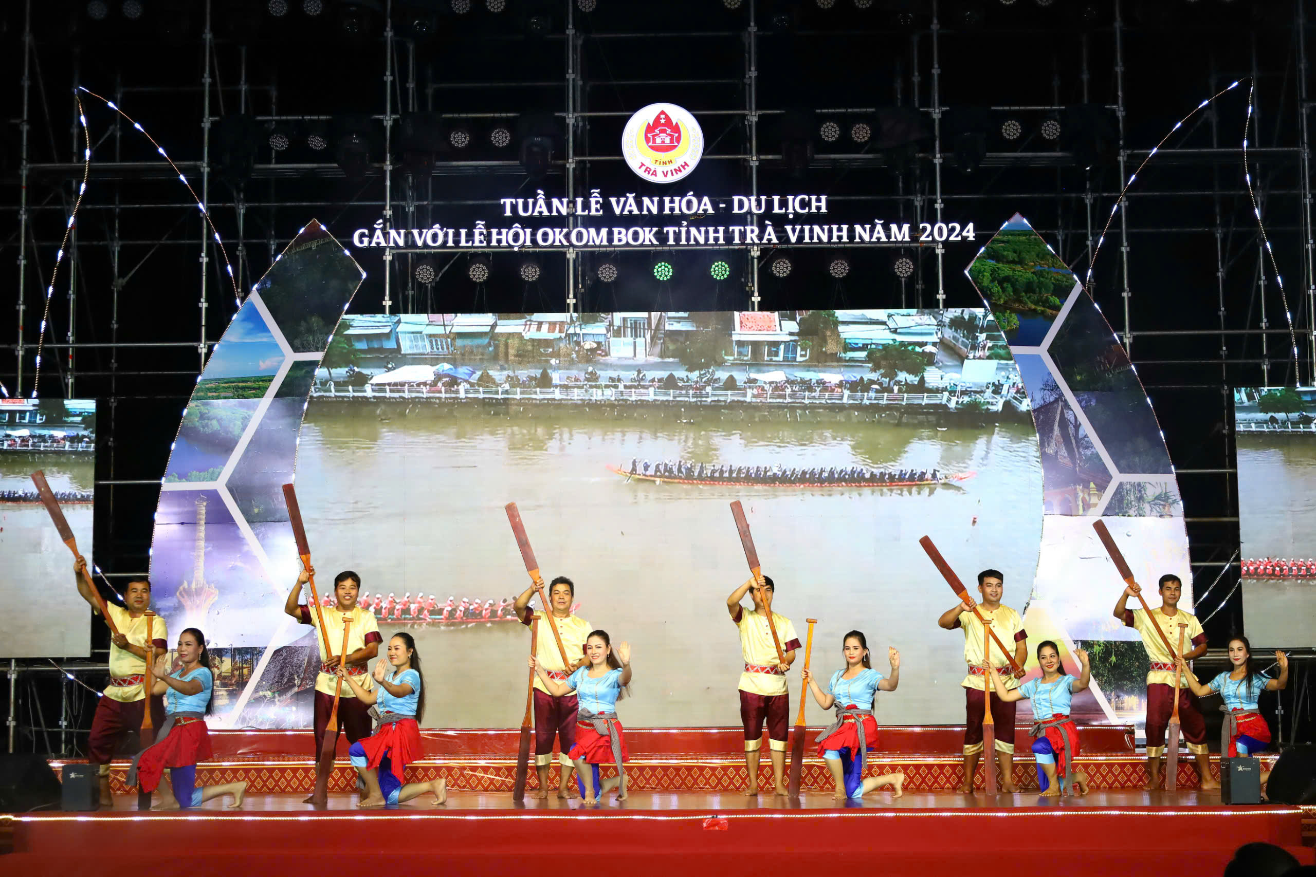 Tiết mục múa dân gian Khmer “Ghe ngo ngày hội” do diễn viên Đoàn Nghệ thuật Khmer Ánh Bình Minh biểu diễn.