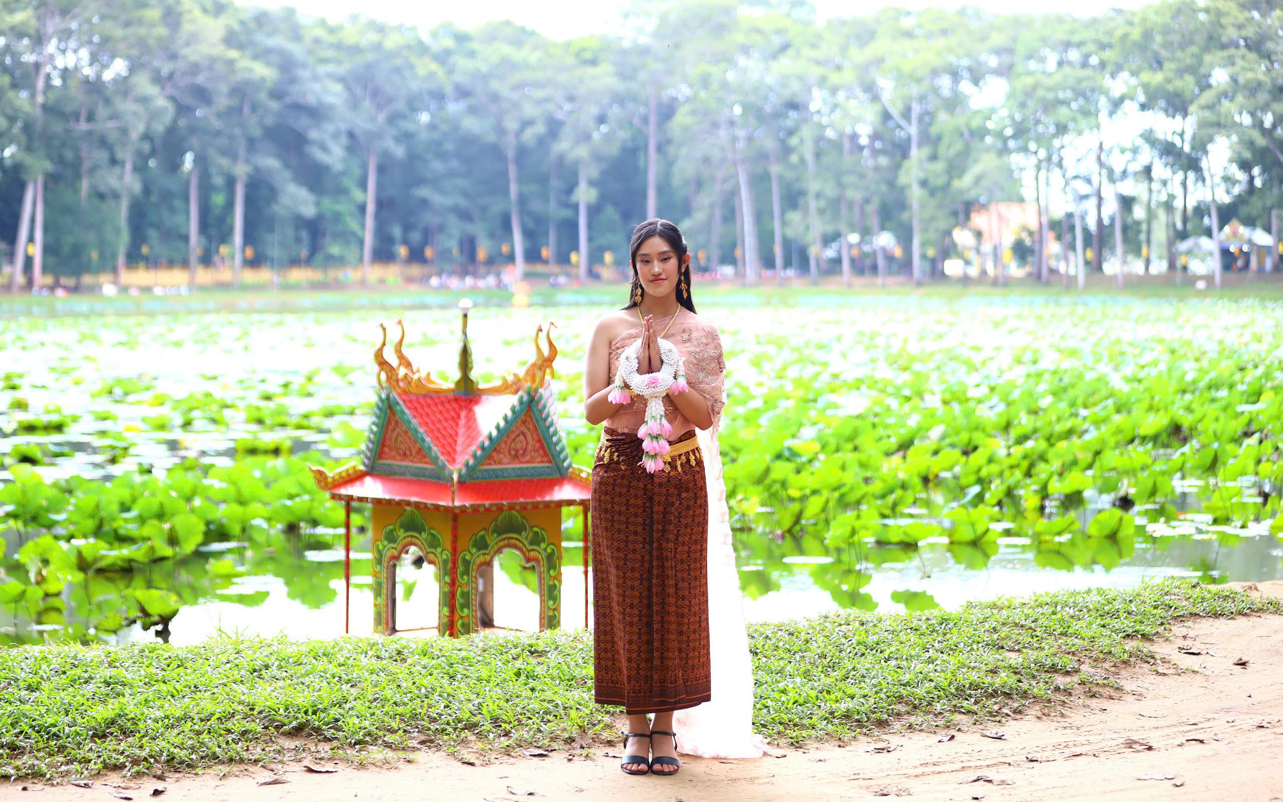 Khu di tích Danh thắng quốc gia Ao Bà Om là nơi người dân, du khách đến ghi lại hình ảnh vào dịp Lễ hội Ok Om Bok.