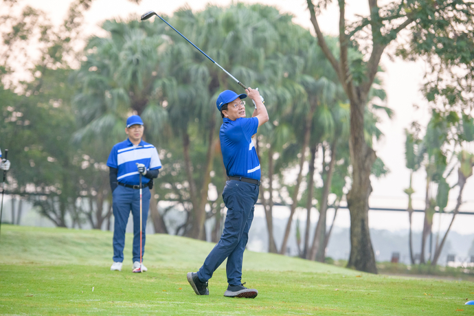 Những pha đánh bóng mạnh mẽ và đầy quyết tâm của golfer