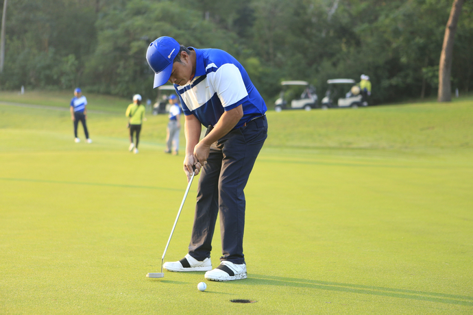 Từng cú thả bóng được golfer thực hiện nắn nót