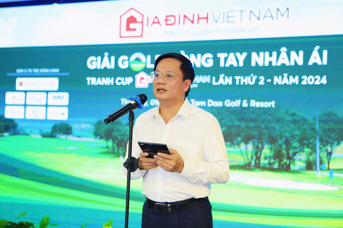 Nhà báo Hồ Minh Chiến - Tổng Biên tập Tạp chí Gia đình Việt Nam, Trưởng Ban tổ chức giải phát biểu tại lễ bế mạc giải golf 'Vòng tay nhân ái'