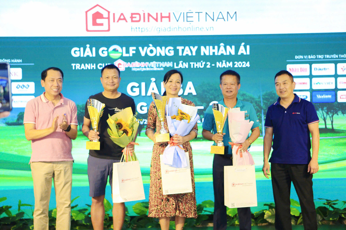 Trao gỉair cho các Golfer đoạt giải Ba