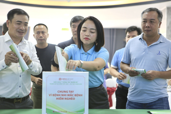Các golfer cùng nhau chung tay quyên góp hỗ trợ bệnh nhi có hoàn cảnh đặc biệt khó khăn